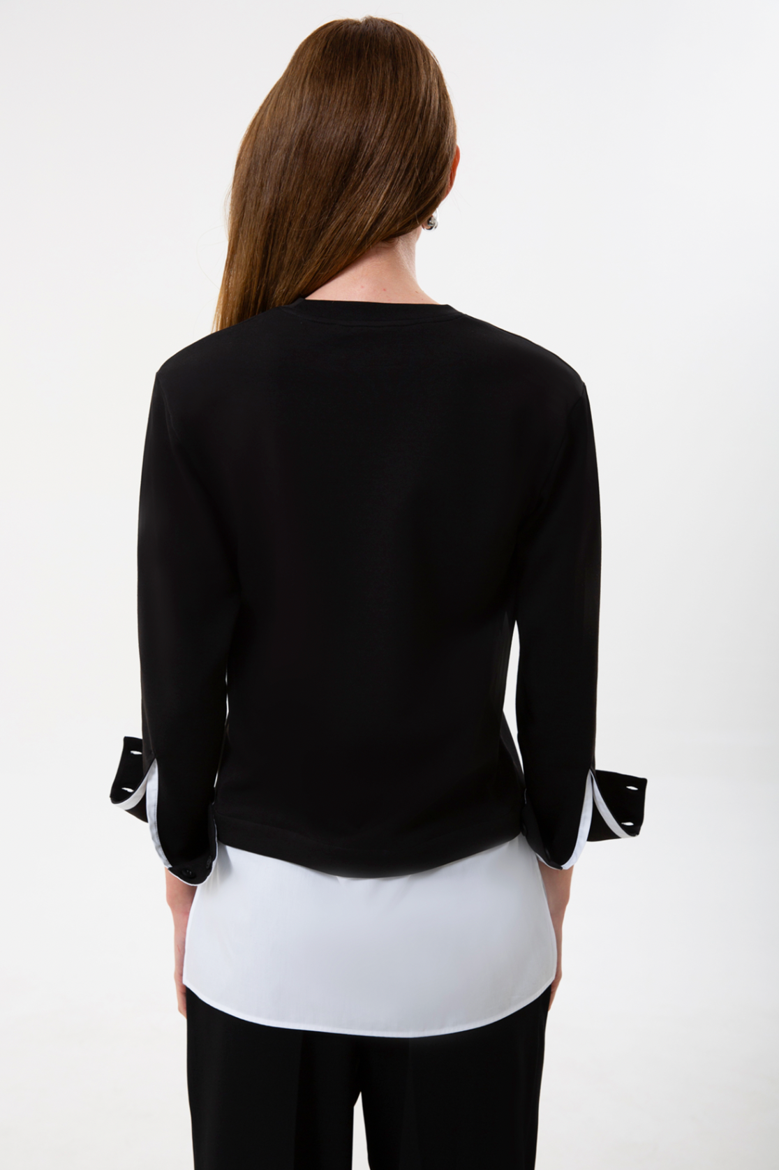 UNIQVIBE’ın organik pamuklu gömlek garnili sweatshirt modeli; siyah, bordo ve bej renk seçenekleriyle doğal bir şıklık sunar. Gömlek görünümü veren garnili detayı, sade sweatshirt formuna modern bir çizgi katarken nefes alan yapısı ve yumuşak dokusuyla gün boyu konfor sağlar. Doğaya saygılı üretim anlayışımızla hazırlanan bu tasarım, siyahın zamansızlığı, bordonun enerjisi ve bejin doğal tonuyla minimal stili günlük hayata taşır.