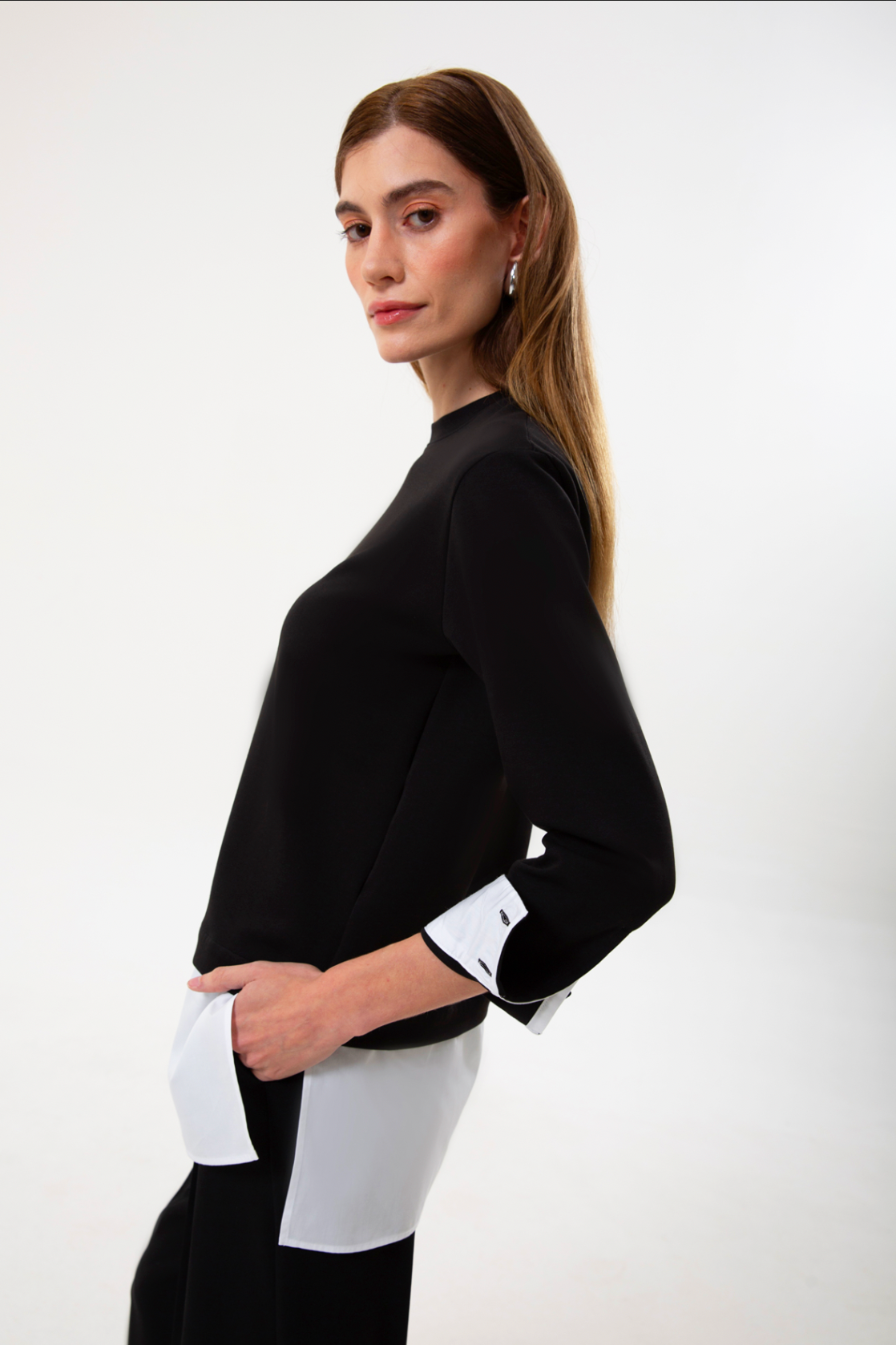 UNIQVIBE’ın organik pamuklu gömlek garnili sweatshirt modeli; siyah, bordo ve bej renk seçenekleriyle doğal bir şıklık sunar. Gömlek görünümü veren garnili detayı, sade sweatshirt formuna modern bir çizgi katarken nefes alan yapısı ve yumuşak dokusuyla gün boyu konfor sağlar. Doğaya saygılı üretim anlayışımızla hazırlanan bu tasarım, siyahın zamansızlığı, bordonun enerjisi ve bejin doğal tonuyla minimal stili günlük hayata taşır.