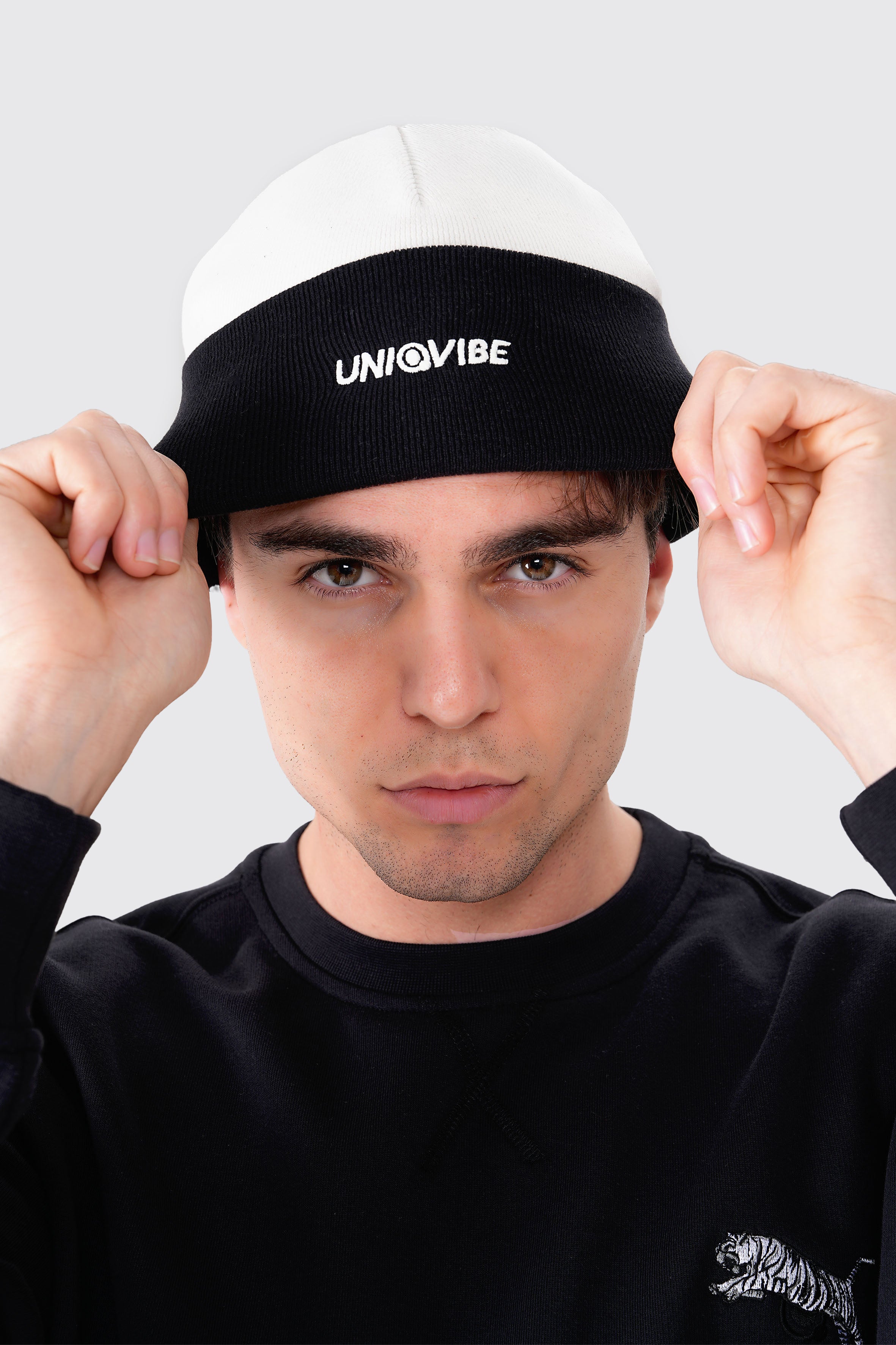 UNIQVIBE’nin %100 organik pamuktan üretilmiş unisex bereleri, kış stilinizi sürdürülebilir bir dokunuşla tamamlıyor. Pastel tonlardan koyu renklere kadar geniş bir renk yelpazesiyle, her tarza uygun seçenekler sunuyor. Çevre dostu üretim ve yumuşak dokusuyla bu bereyi keşfedin! #Renk_Siyah