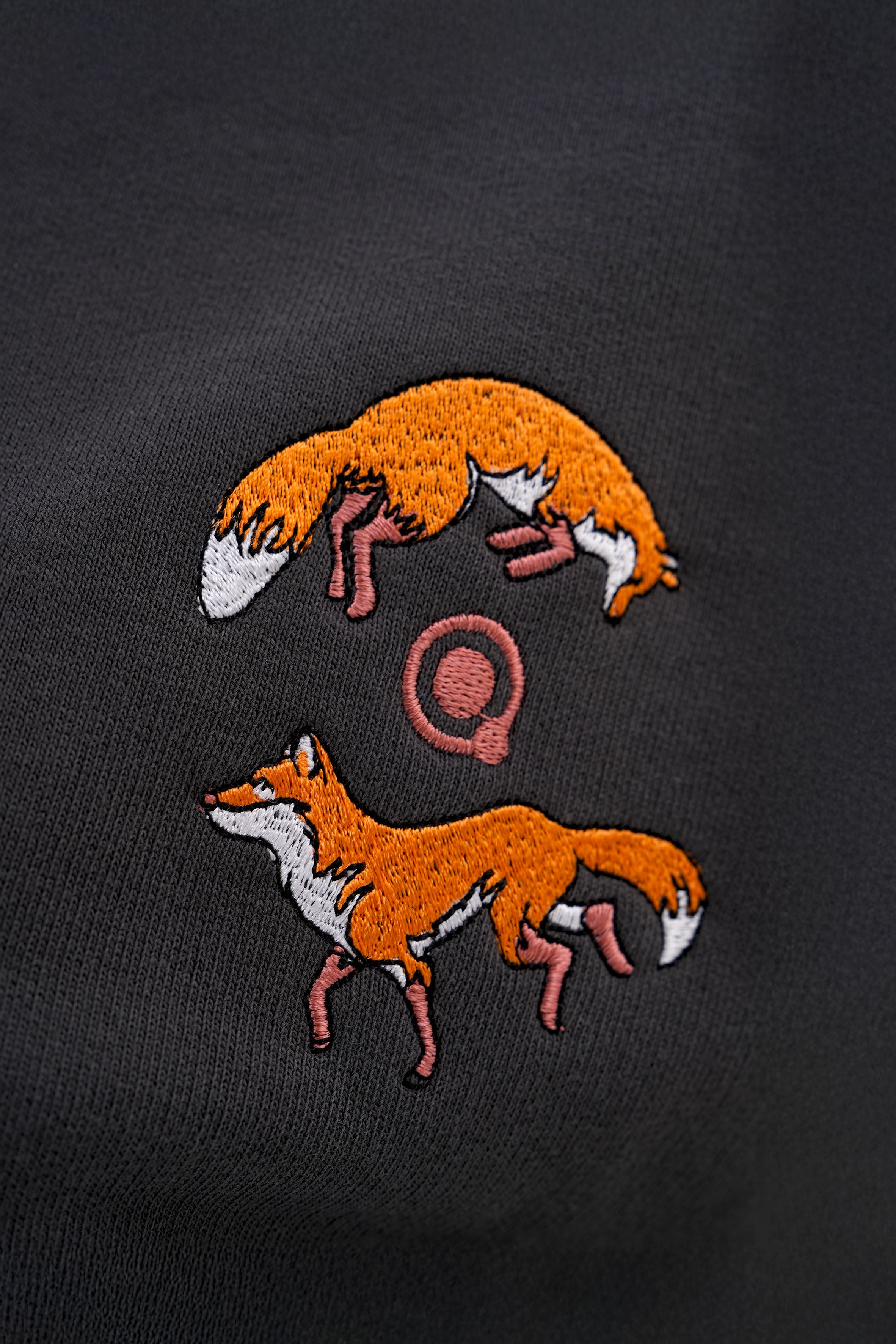 Tilki Nakışlı Crop Organik Pamuklu Sweatshirt, organik pamuklu yapısıyla hem çevre dostu hem de konforlu bir seçenek. Üzerindeki tilki nakışı detayıyla şıklığı öne çıkaran bu crop sweatshirt, günlük kombinlerinize modern bir dokunuş katıyor. Rahat kesimi ve minimalist tasarımıyla hem spor hem de günlük kullanım için ideal. UNIQVIBE ile tarzınızı tamamlayın!