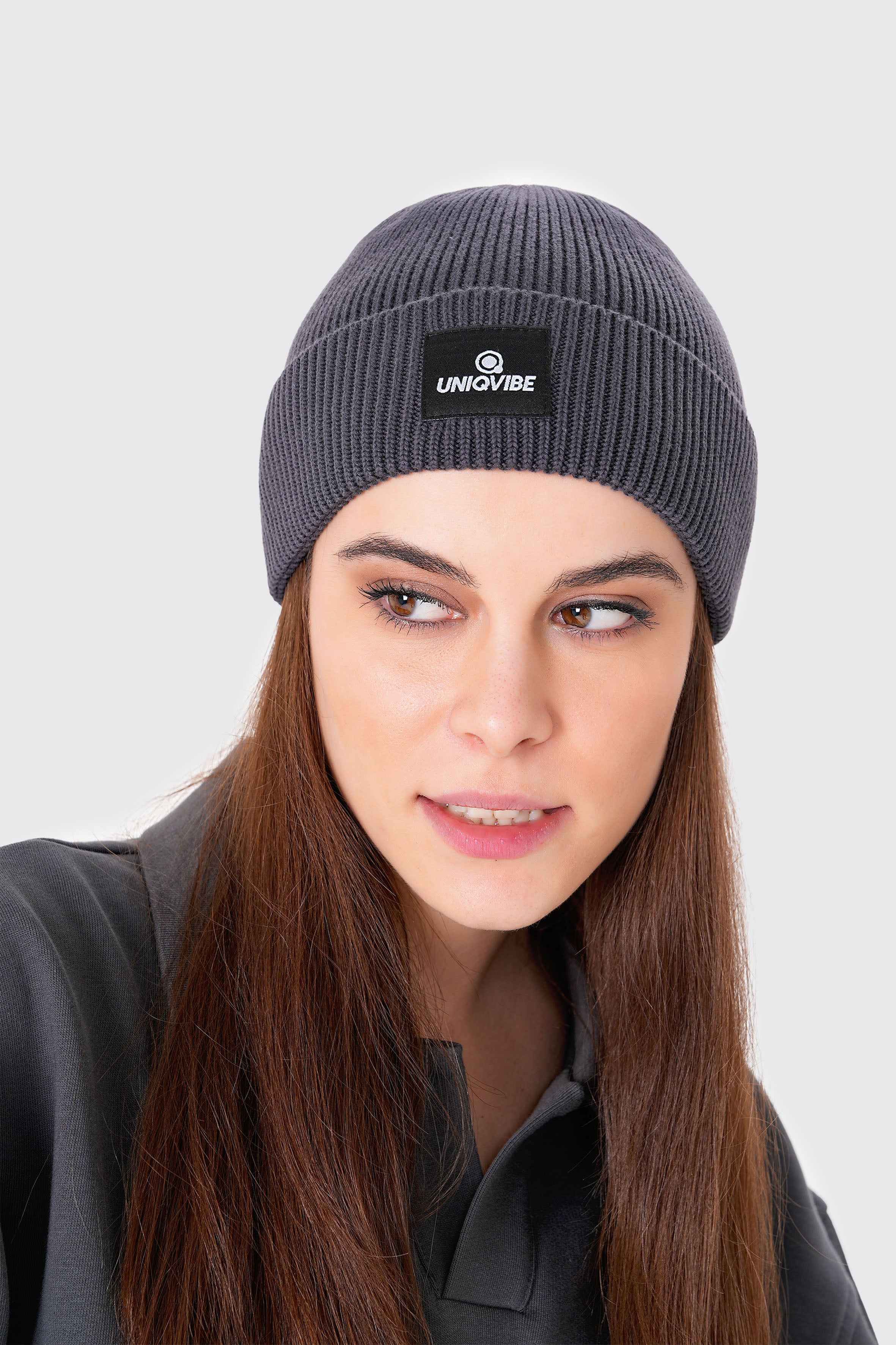 UNIQVIBE’nin %100 organik pamuktan üretilmiş unisex bereleri, kış stilinizi sürdürülebilir bir dokunuşla tamamlıyor. Pastel tonlardan koyu renklere kadar geniş bir renk yelpazesiyle, her tarza uygun seçenekler sunuyor. Çevre dostu üretim ve yumuşak dokusuyla bu bereyi keşfedin! #Renk_Antrasit