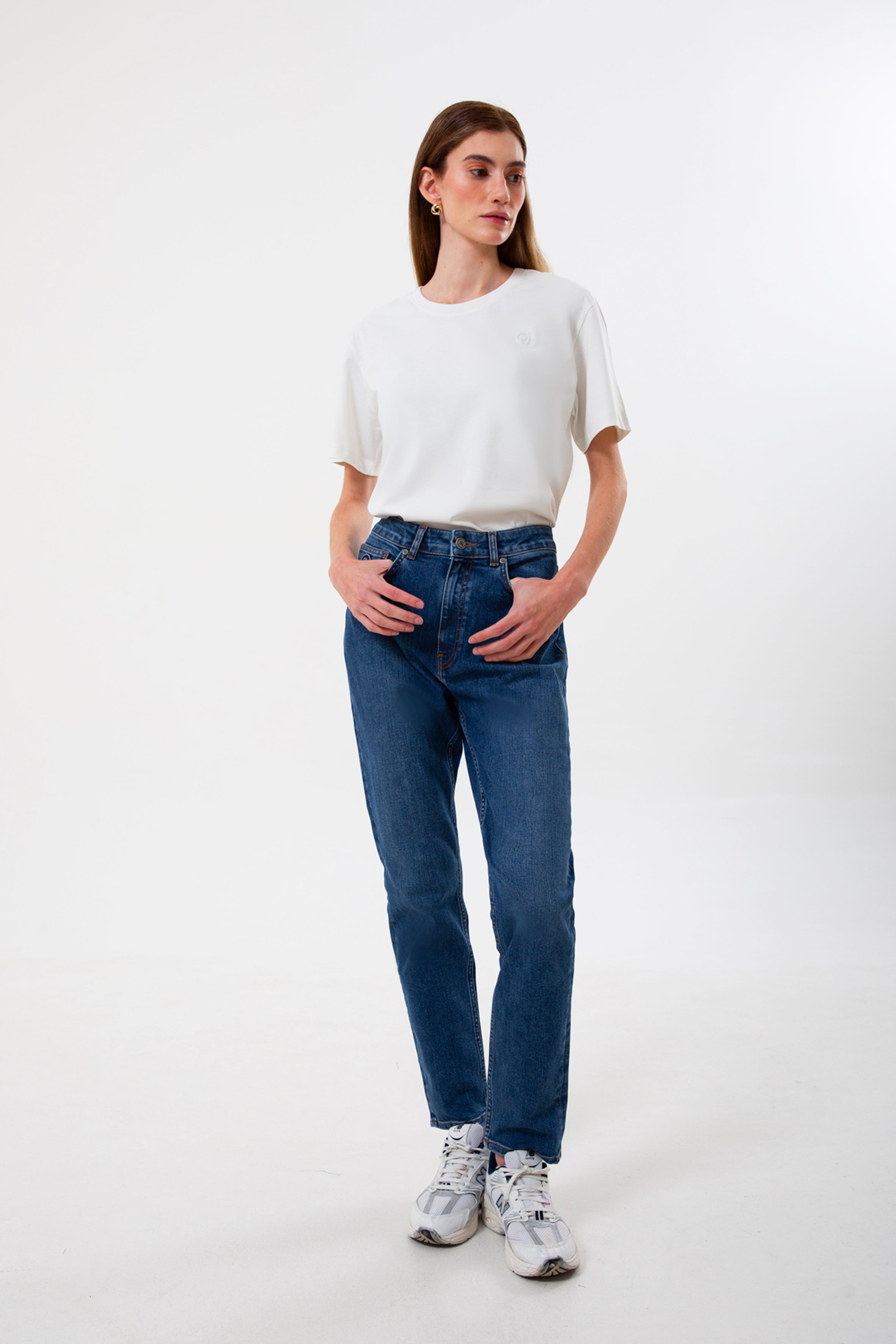 Yüksek bel ve rahat kesimiyle öne çıkan organik pamuk kadın mom jean, gün boyu konfor sunan zamansız bir parçadır. Dayanıklı denim dokusu uzun ömürlü kullanım sağlarken, mom fit formu doğal bir siluet oluşturur. Şehir temposuna uyum sağlayan bu denim pantolon kadın modeli, basic tişörtlerden gömleklere kadar pek çok kombinle zahmetsizce uyum sağlar.