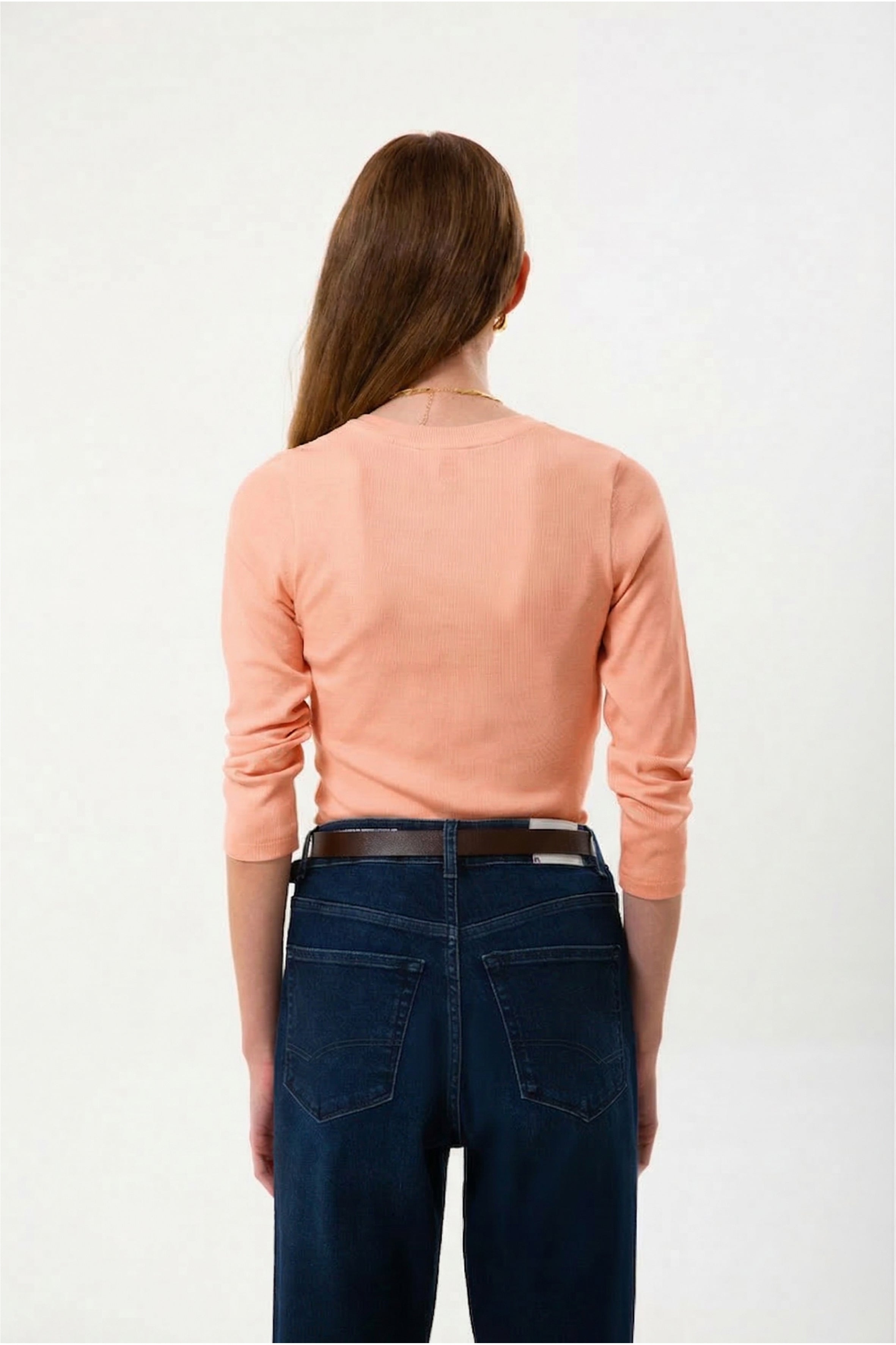 UNIQVIBE’ın organik pamuklu fitilli V yaka kaşkorse bluzu, doğal dokusu ve sade şıklığıyla günlük stile modern bir rahatlık katar. Kaşkorse yapısının esnekliği, vücuda uyum sağlayan fitilli formuyla birleşerek hem konforlu hem zarif bir görünüm sunar. Nefes alan organik kumaşı sayesinde gün boyu rahatlık sağlarken, minimal çizgisiyle jean, etek ve blazer kombinlerine kolayca uyum sağlar.