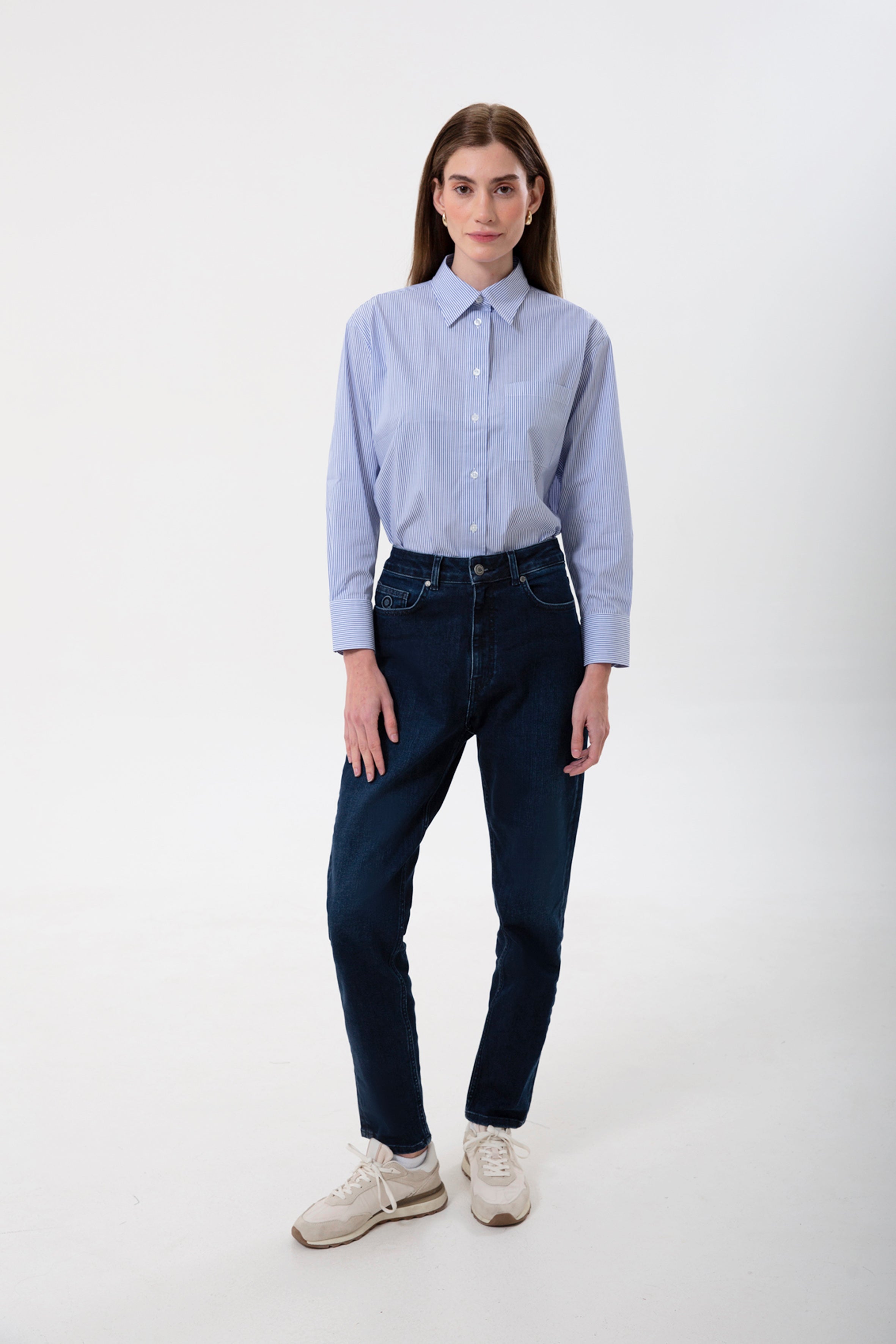 Yüksek bel ve rahat kesimiyle öne çıkan organik pamuk kadın mom jean, gün boyu konfor sunan zamansız bir parçadır. Dayanıklı denim dokusu uzun ömürlü kullanım sağlarken, mom fit formu doğal bir siluet oluşturur. Şehir temposuna uyum sağlayan bu denim pantolon kadın modeli, basic tişörtlerden gömleklere kadar pek çok kombinle zahmetsizce uyum sağlar.