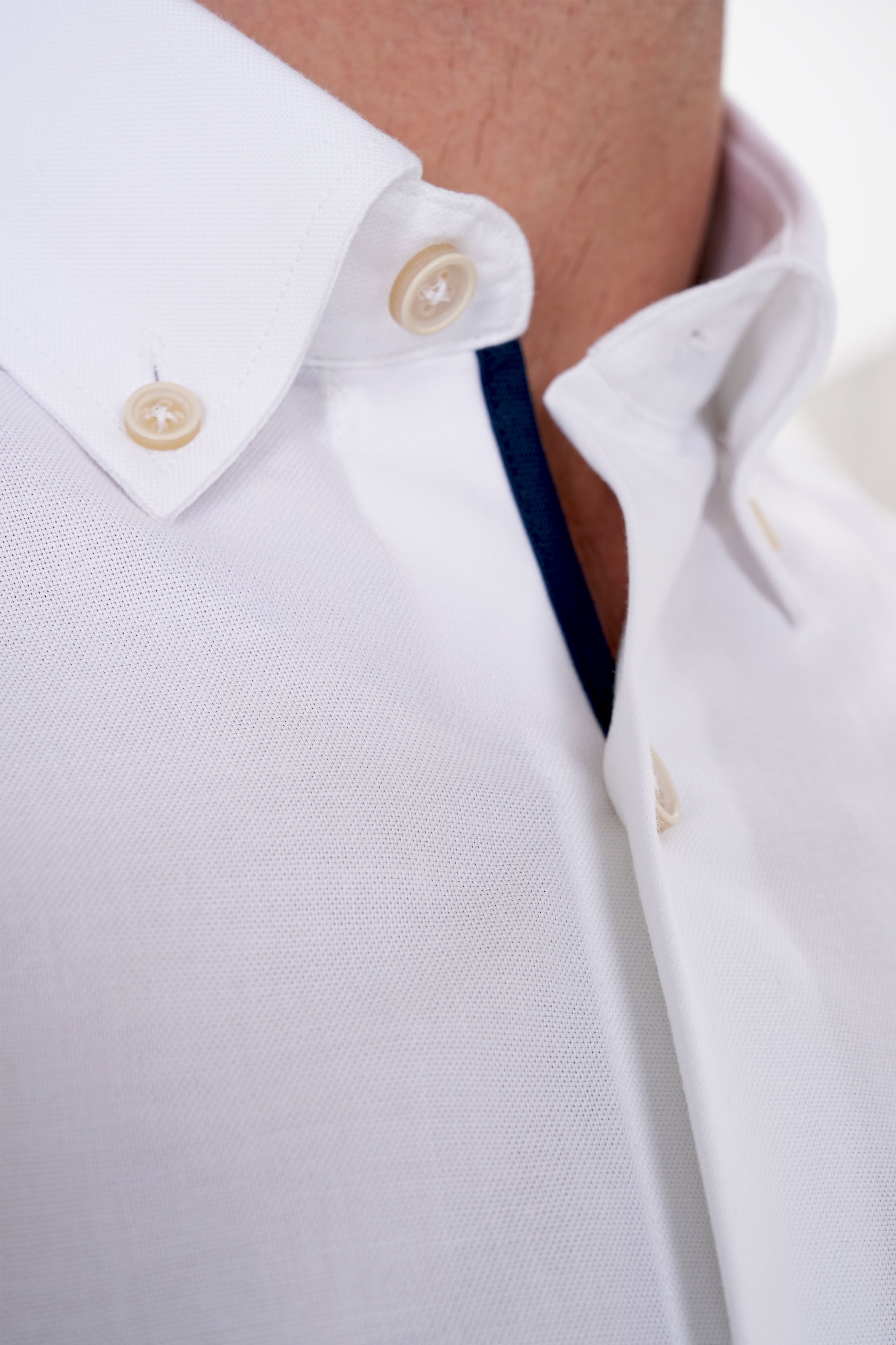 UNIQVIBE beyaz erkek Oxford gömlek, uzun kollu, düğmeli yaka detaylı, %100 pamuk kumaştan üretilmiş şık ve modern bir tasarım. #Renk_Beyaz
