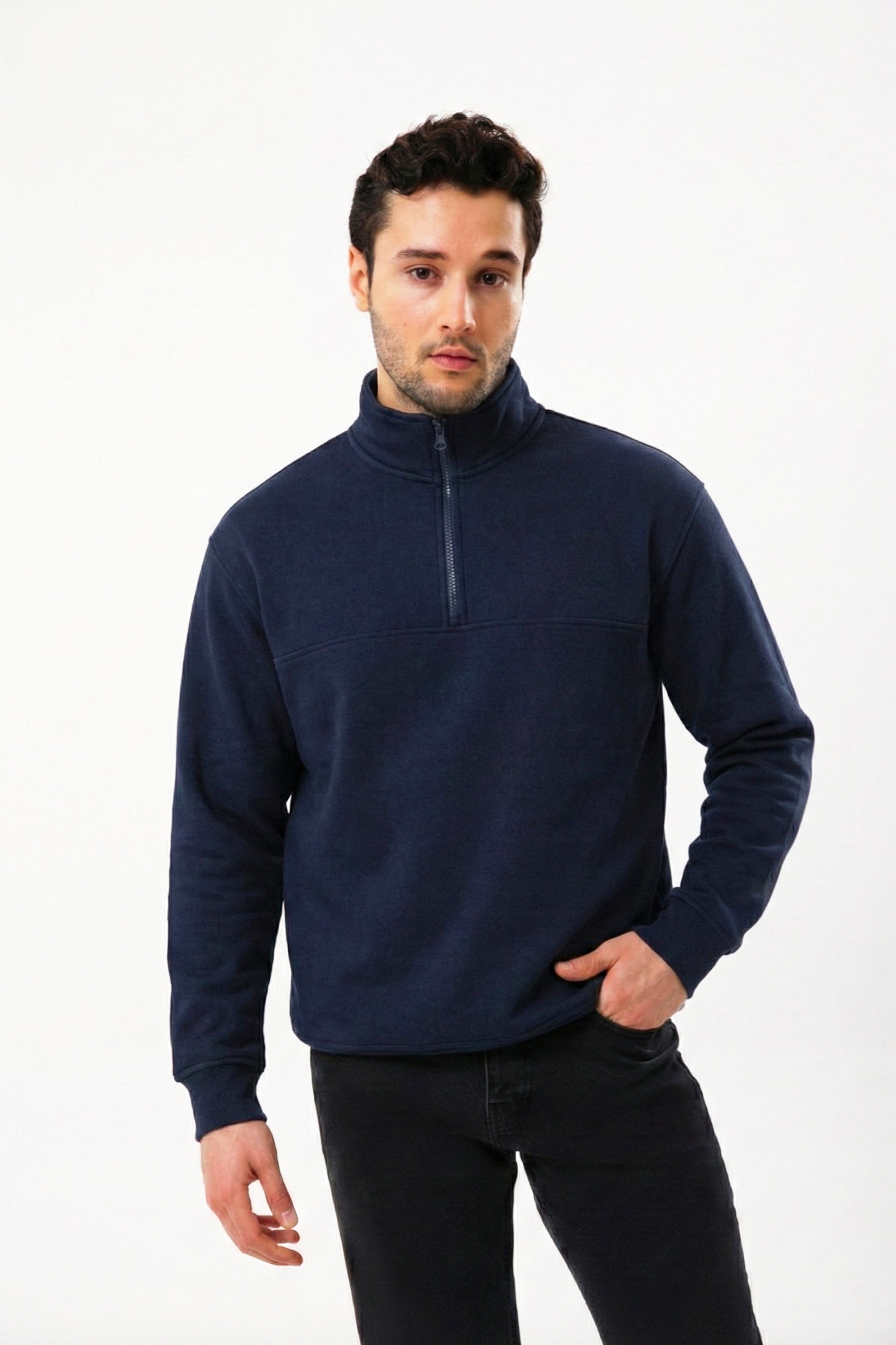 %100 organik pamuk kumaştan üretilmiş lacivert yarım fermuarlı sweatshirt. Doğal pamuk dokusu sayesinde nefes alabilir, yumuşak ve cilt dostu yapı sunar. Günlük kullanım, rahat stil ve sürdürülebilir moda tercih edenler için ideal organik pamuk erkek sweatshirt modeli. Minimal tasarımı, dik yaka detayı ve modern kesimiyle hem casual kombinlerde hem şehir stilinde kullanılabilir. Organik pamuk yarım fermuarlı sweatshirt, çevre dostu üretim ve konforu bir arada sunar.