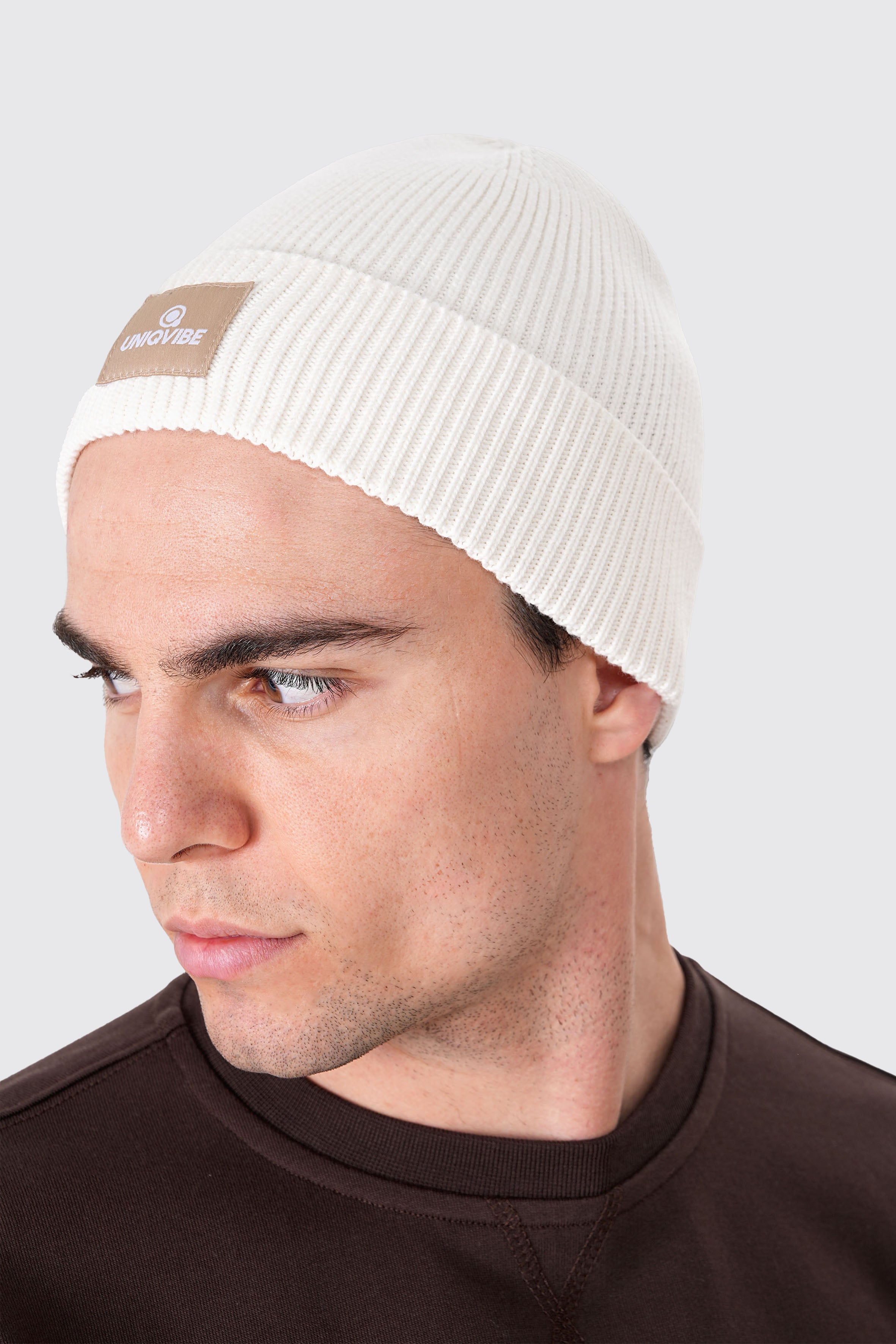 UNIQVIBE’nin %100 organik pamuktan üretilmiş unisex bereleri, kış stilinizi sürdürülebilir bir dokunuşla tamamlıyor. Pastel tonlardan koyu renklere kadar geniş bir renk yelpazesiyle, her tarza uygun seçenekler sunuyor. Çevre dostu üretim ve yumuşak dokusuyla bu bereyi keşfedin! #Renk_Bej