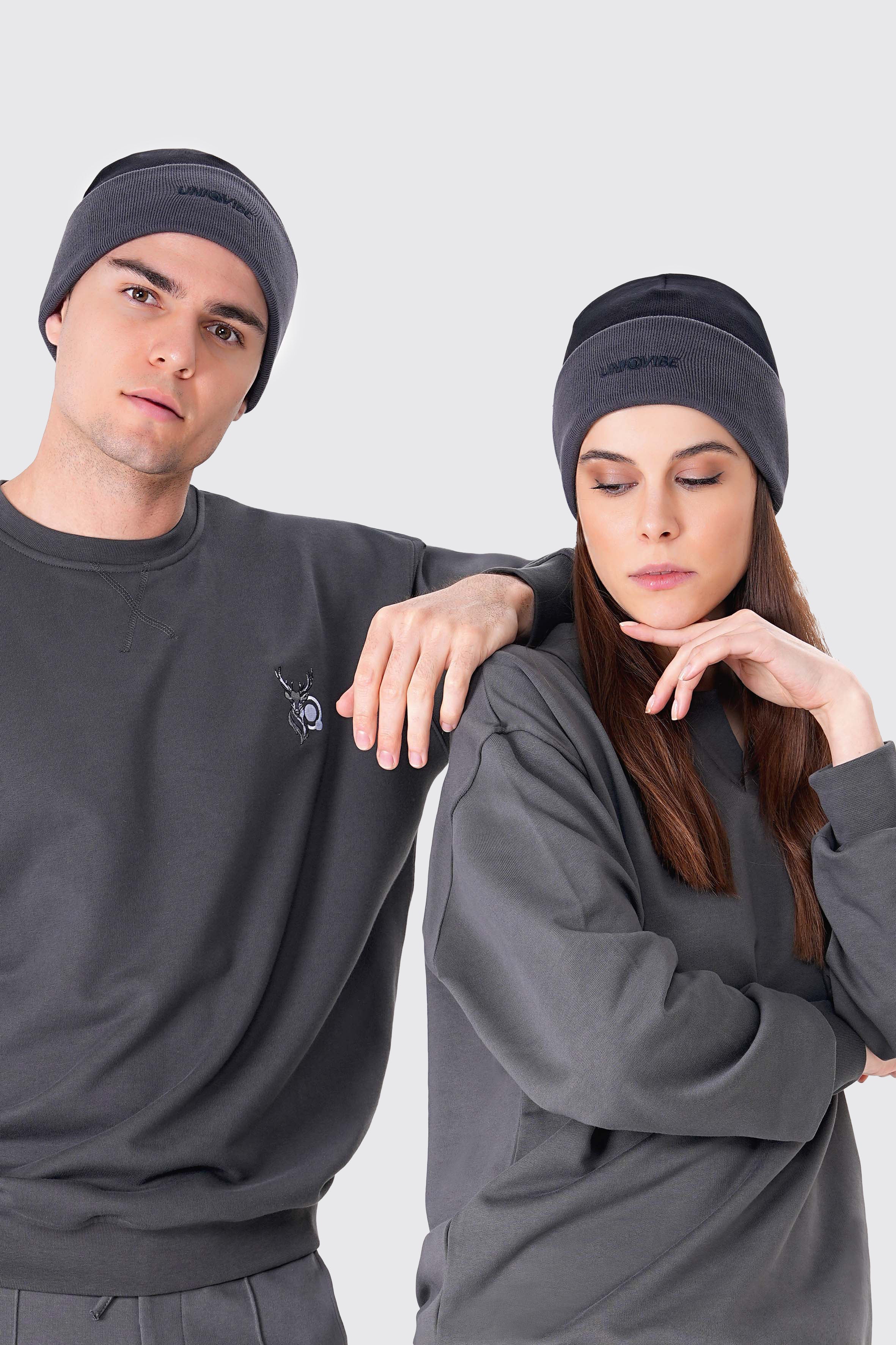 UNIQVIBE’nin %100 organik pamuktan üretilmiş unisex bereleri, kış stilinizi sürdürülebilir bir dokunuşla tamamlıyor. Pastel tonlardan koyu renklere kadar geniş bir renk yelpazesiyle, her tarza uygun seçenekler sunuyor. Çevre dostu üretim ve yumuşak dokusuyla bu bereyi keşfedin! #Renk_Siyah