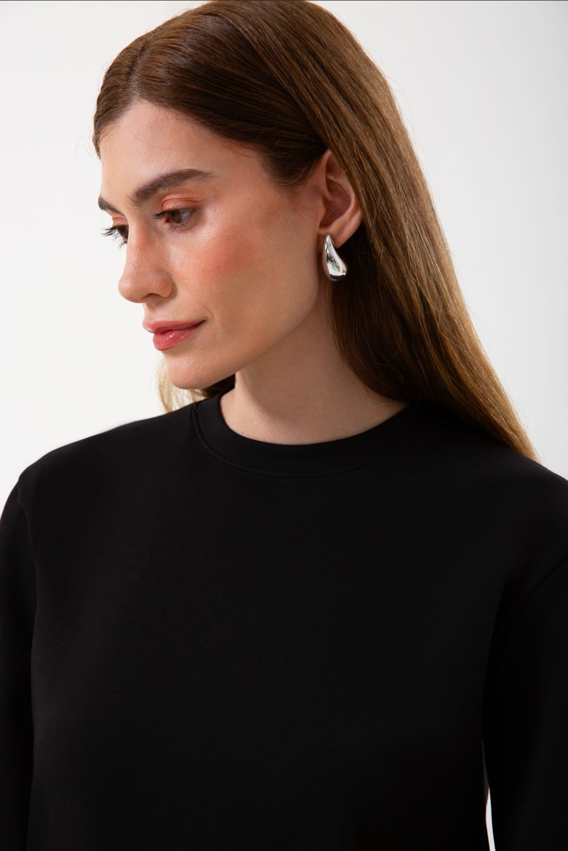 UNIQVIBE’ın organik pamuklu gömlek garnili sweatshirt modeli; siyah, bordo ve bej renk seçenekleriyle doğal bir şıklık sunar. Gömlek görünümü veren garnili detayı, sade sweatshirt formuna modern bir çizgi katarken nefes alan yapısı ve yumuşak dokusuyla gün boyu konfor sağlar. Doğaya saygılı üretim anlayışımızla hazırlanan bu tasarım, siyahın zamansızlığı, bordonun enerjisi ve bejin doğal tonuyla minimal stili günlük hayata taşır.