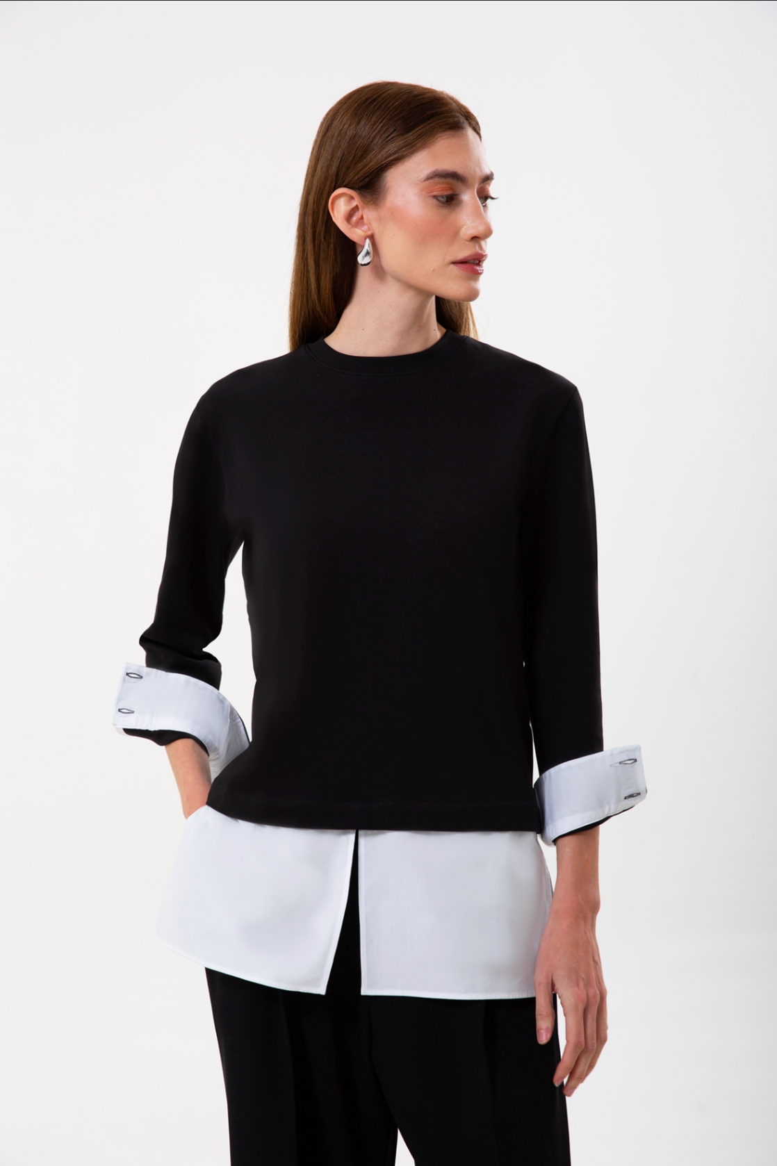 UNIQVIBE’ın organik pamuklu gömlek garnili sweatshirt modeli; siyah, bordo ve bej renk seçenekleriyle doğal bir şıklık sunar. Gömlek görünümü veren garnili detayı, sade sweatshirt formuna modern bir çizgi katarken nefes alan yapısı ve yumuşak dokusuyla gün boyu konfor sağlar. Doğaya saygılı üretim anlayışımızla hazırlanan bu tasarım, siyahın zamansızlığı, bordonun enerjisi ve bejin doğal tonuyla minimal stili günlük hayata taşır.