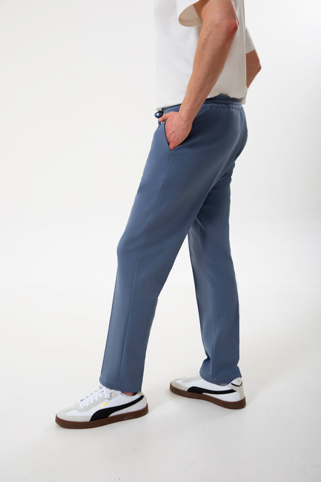 Rahatlık, stil ve sürdürülebilirlik bir arada!
Organik pamuklu yapısıyla üretilen kurşuni erkek sweatpant eşofman, yumuşak dokusuyla gün boyu konfor sağlarken modern kesimiyle her kombine uyum sağlar. Hem evde hem dışarıda özgürce hareket etmen için tasarlandı.