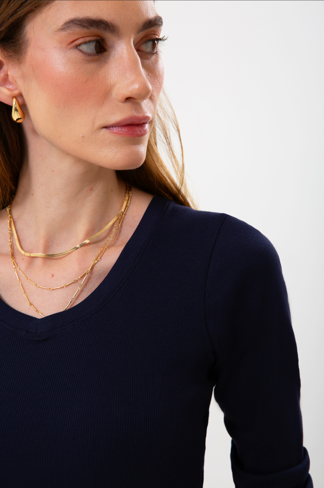 UNIQVIBE’ın organik pamuklu fitilli V yaka kaşkorse bluzu, doğal dokusu ve sade şıklığıyla günlük stile modern bir rahatlık katar. Kaşkorse yapısının esnekliği, vücuda uyum sağlayan fitilli formuyla birleşerek hem konforlu hem zarif bir görünüm sunar. Nefes alan organik kumaşı sayesinde gün boyu rahatlık sağlarken, minimal çizgisiyle jean, etek ve blazer kombinlerine kolayca uyum sağlar.