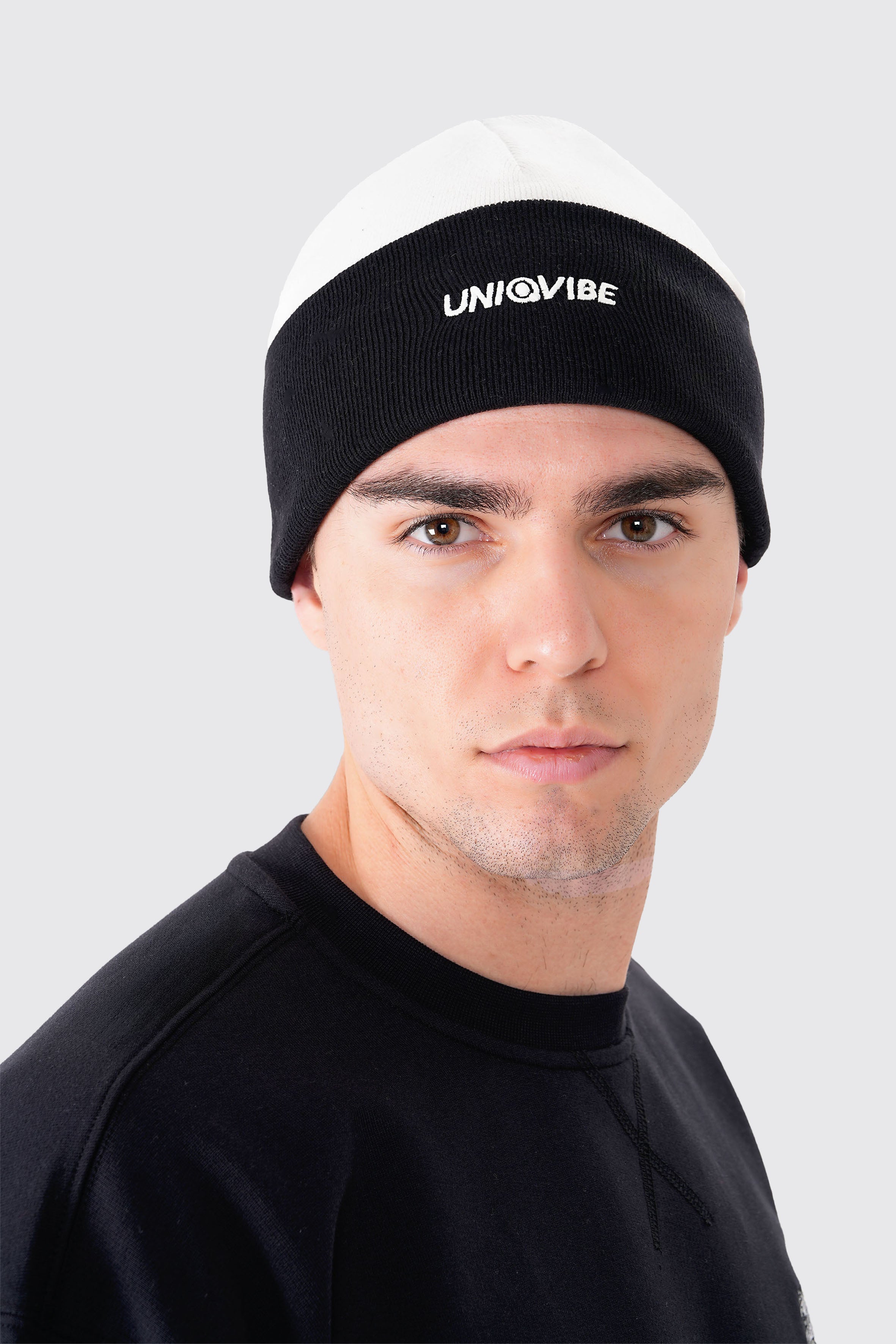 UNIQVIBE’nin %100 organik pamuktan üretilmiş unisex bereleri, kış stilinizi sürdürülebilir bir dokunuşla tamamlıyor. Pastel tonlardan koyu renklere kadar geniş bir renk yelpazesiyle, her tarza uygun seçenekler sunuyor. Çevre dostu üretim ve yumuşak dokusuyla bu bereyi keşfedin! #Renk_Siyah