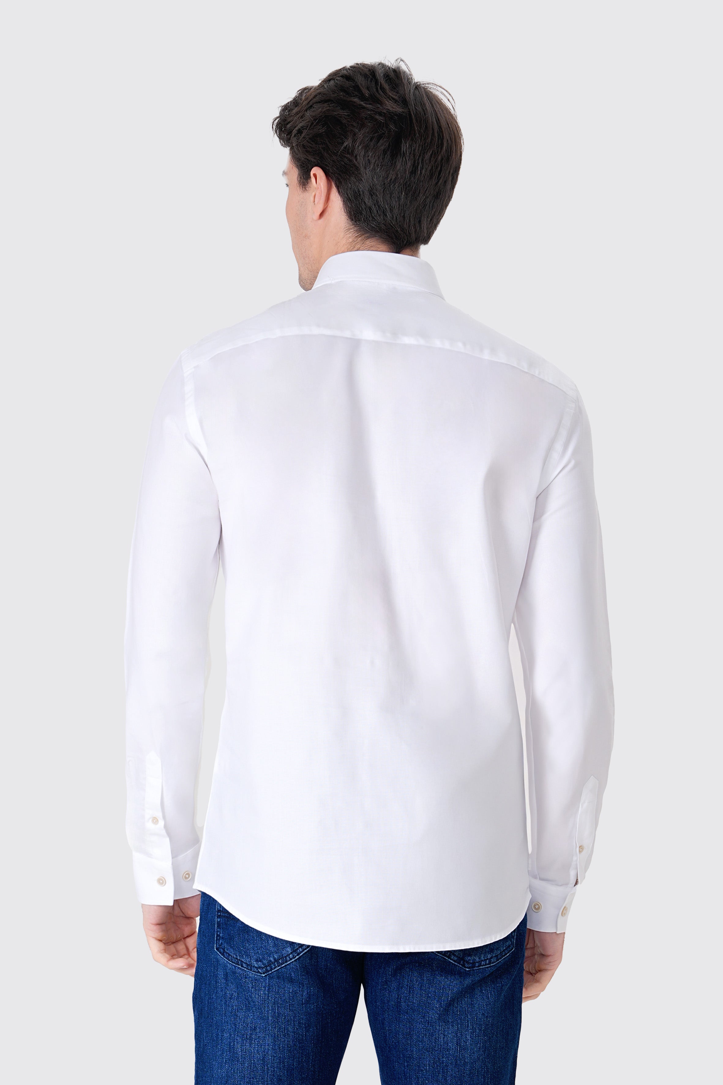 UNIQVIBE beyaz erkek Oxford gömlek, uzun kollu, düğmeli yaka detaylı, %100 pamuk kumaştan üretilmiş şık ve modern bir tasarım. #Renk_Beyaz