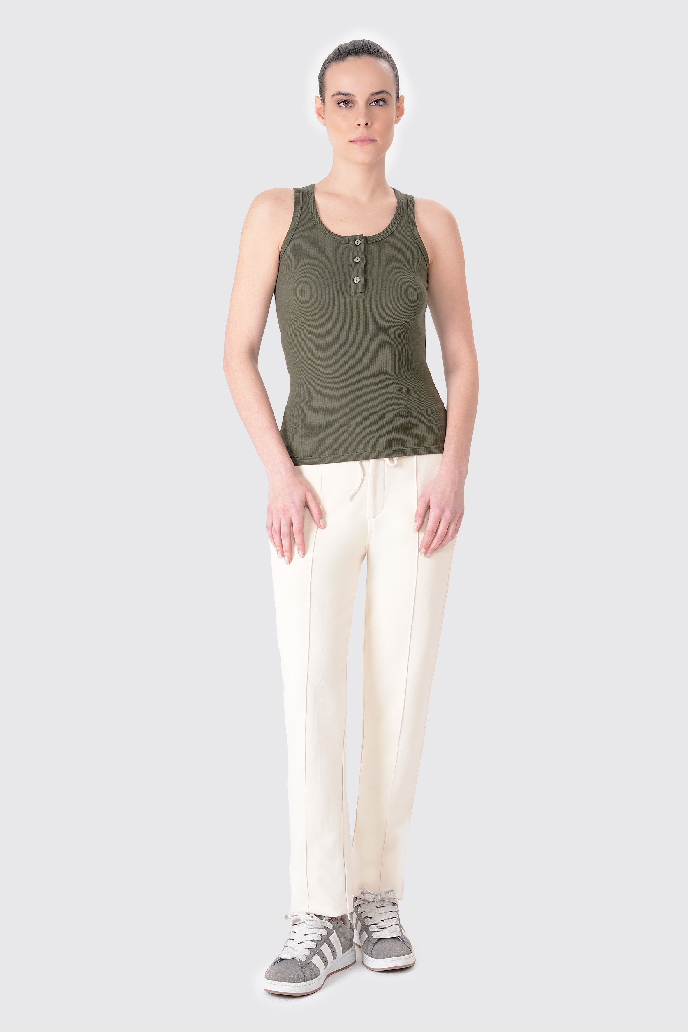 Rahatlık, stil ve sürdürülebilirlik bir arada! %100 organik pamuktan üretilen krem rengi sweatpant, yumuşak dokusuyla gün boyu konfor sağlarken, modern kesimiyle her kombine uyum sağlar. Hem evde hem dışarıda özgürce hareket etmen için tasarlandı.