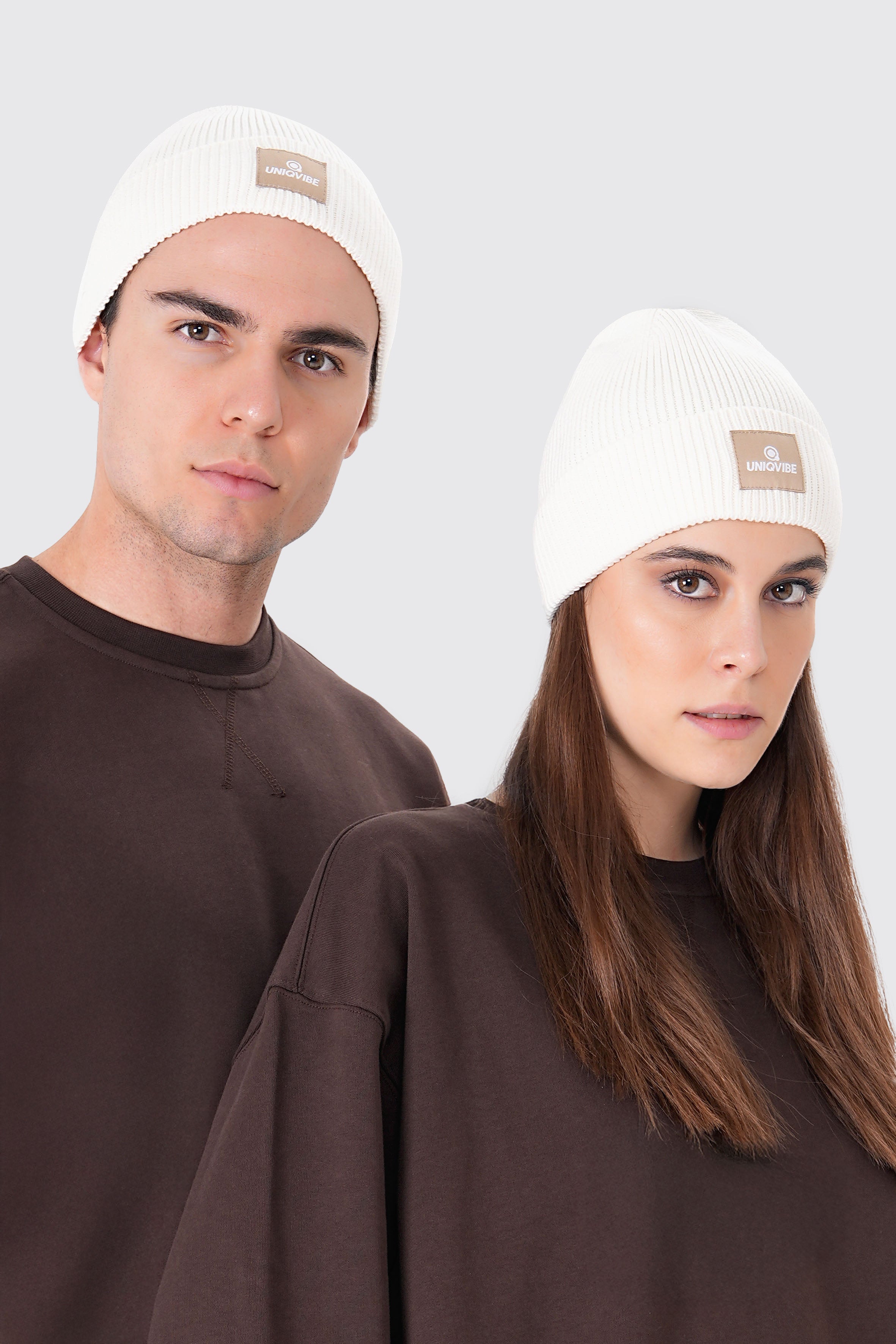 UNIQVIBE’nin %100 organik pamuktan üretilmiş unisex bereleri, kış stilinizi sürdürülebilir bir dokunuşla tamamlıyor. Pastel tonlardan koyu renklere kadar geniş bir renk yelpazesiyle, her tarza uygun seçenekler sunuyor. Çevre dostu üretim ve yumuşak dokusuyla bu bereyi keşfedin! #Renk_Bej