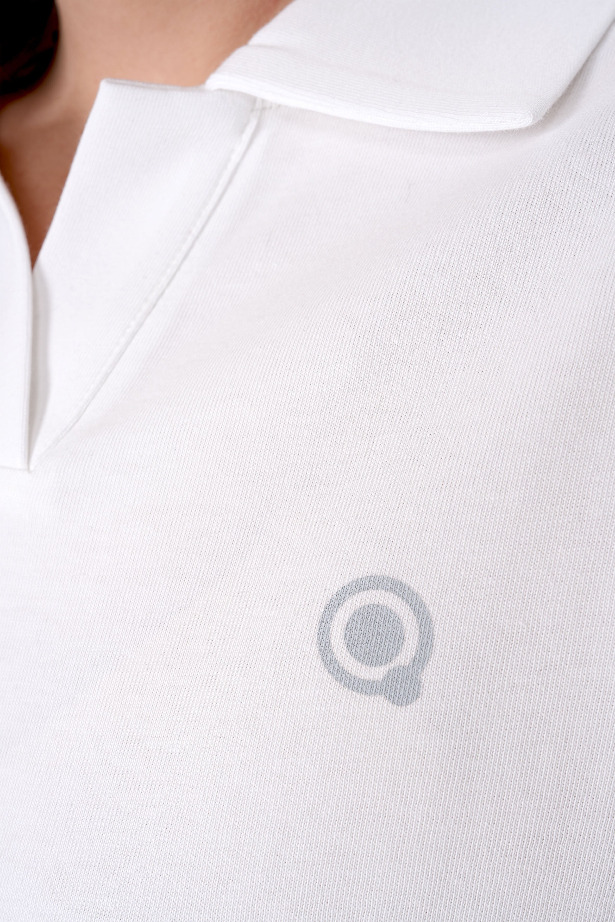 Polo Yaka %100 Organik Pamuk Beyaz Kadın Uzun Kollu Tişört, şıklık ve konforu birleştirir. Çevre dostu organik pamuktan üretilen bu tişört, yumuşak dokusu ve polo yaka detayıyla her tarza uyum sağlar. Uzun kollu tasarımı ve beyaz rengiyle hem günlük hem de şık kombinasyonlar için ideal!