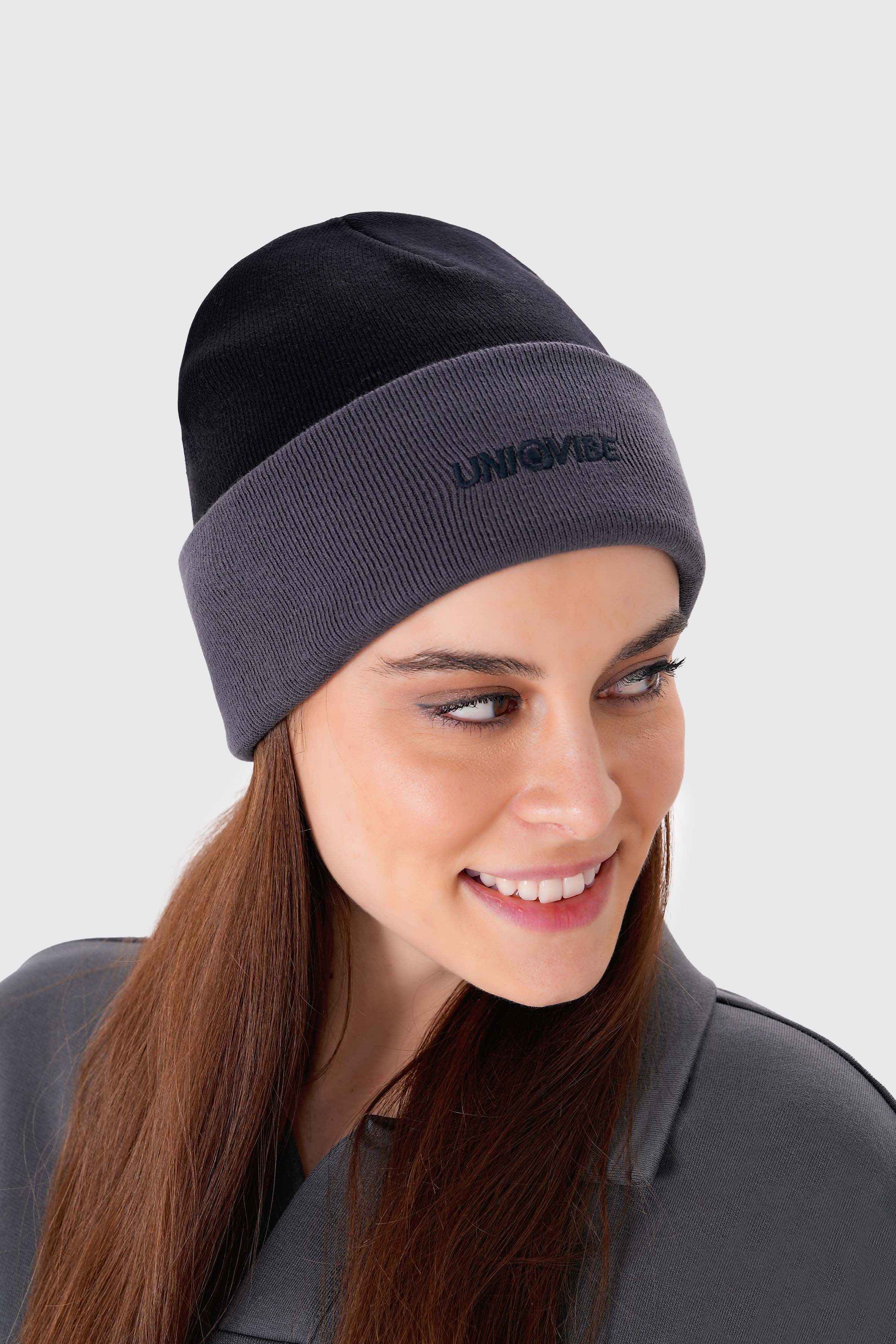 UNIQVIBE’nin %100 organik pamuktan üretilmiş unisex bereleri, kış stilinizi sürdürülebilir bir dokunuşla tamamlıyor. Pastel tonlardan koyu renklere kadar geniş bir renk yelpazesiyle, her tarza uygun seçenekler sunuyor. Çevre dostu üretim ve yumuşak dokusuyla bu bereyi keşfedin! #Renk_Siyah