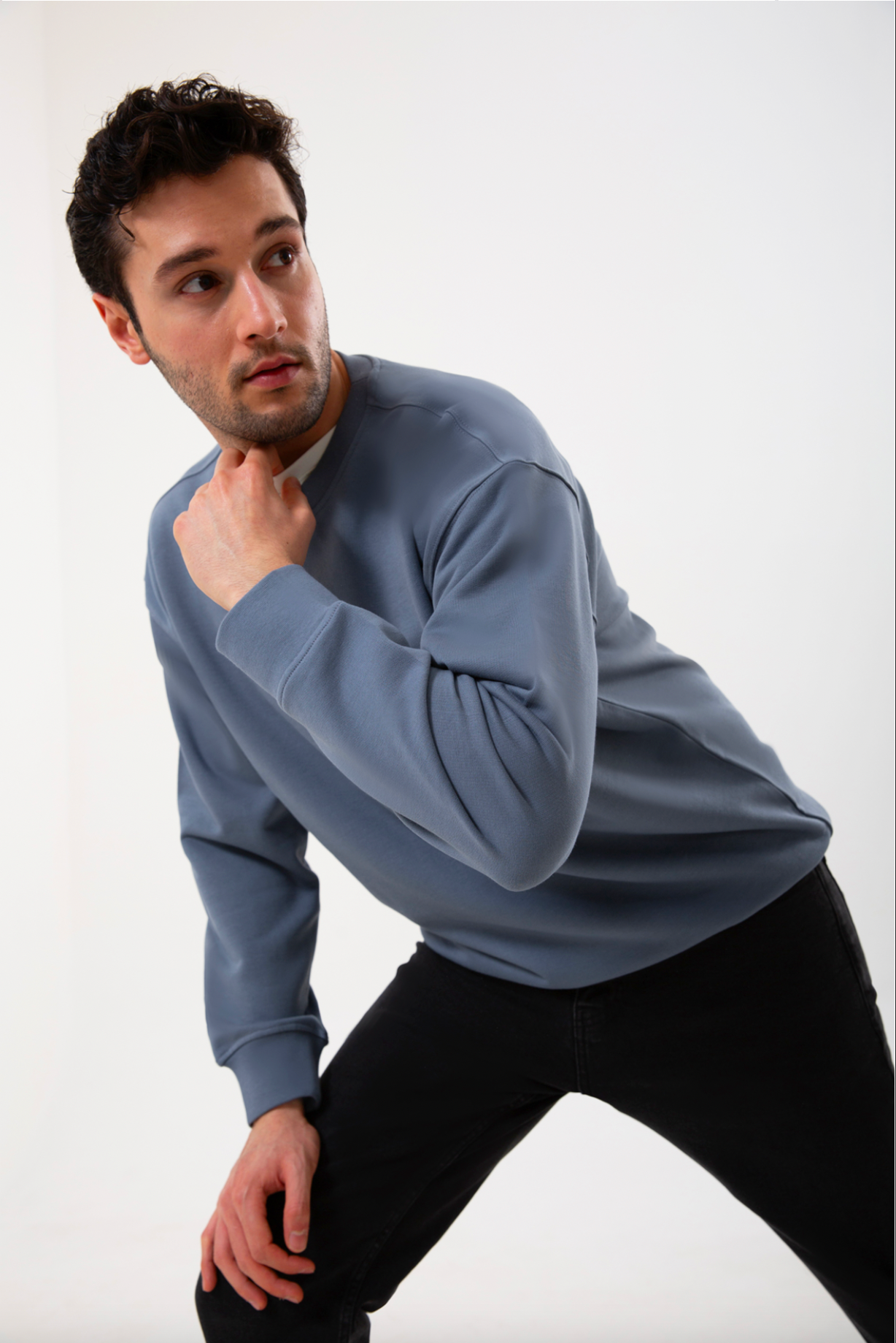 Pamuklu dokusuyla rahat bir kullanım sunan erkek regular sweatshirt, sade çizgisi ve modern kalıbıyla günlük stile kolayca uyum sağlar. Nefes alan yapısı sayesinde gün boyu konforlu bir his verirken, zamansız tasarımı hem spor hem şehir kombinlerinde pratik bir seçenek oluşturur. ‘Erkek regular sweatshirt’ ve ‘pamuklu sweatshirt erkek’ aramalarında öne çıkan kullanışlı ve şık bir modeldir.