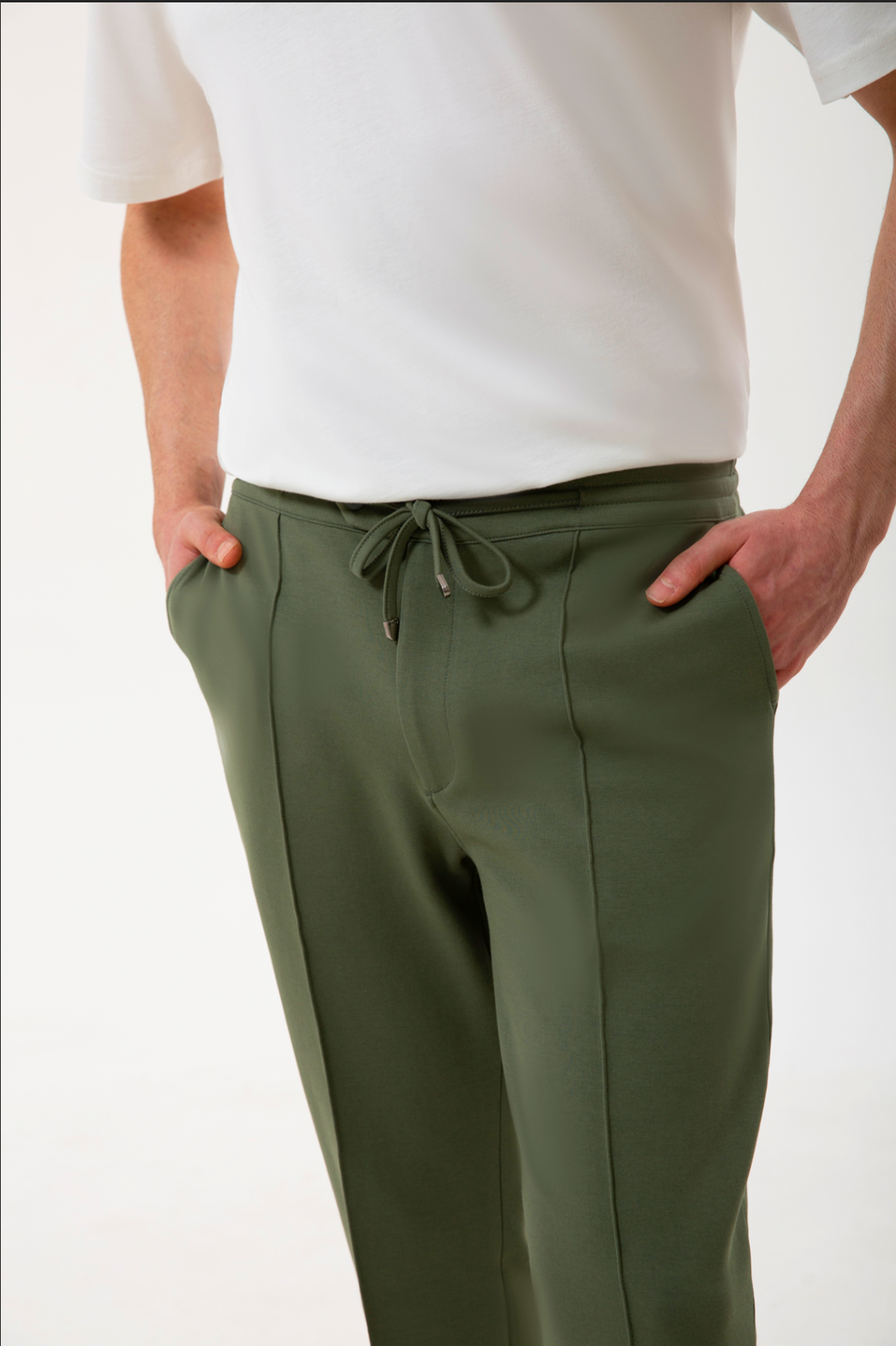Rahatlık, stil ve sürdürülebilirlik bir arada!
Organik pamuklu yapısıyla üretilen haki erkek sweatpant eşofman, yumuşak dokusuyla gün boyu konfor sağlarken modern kesimiyle her kombine uyum sağlar. Hem evde hem dışarıda özgürce hareket etmen için tasarlandı.