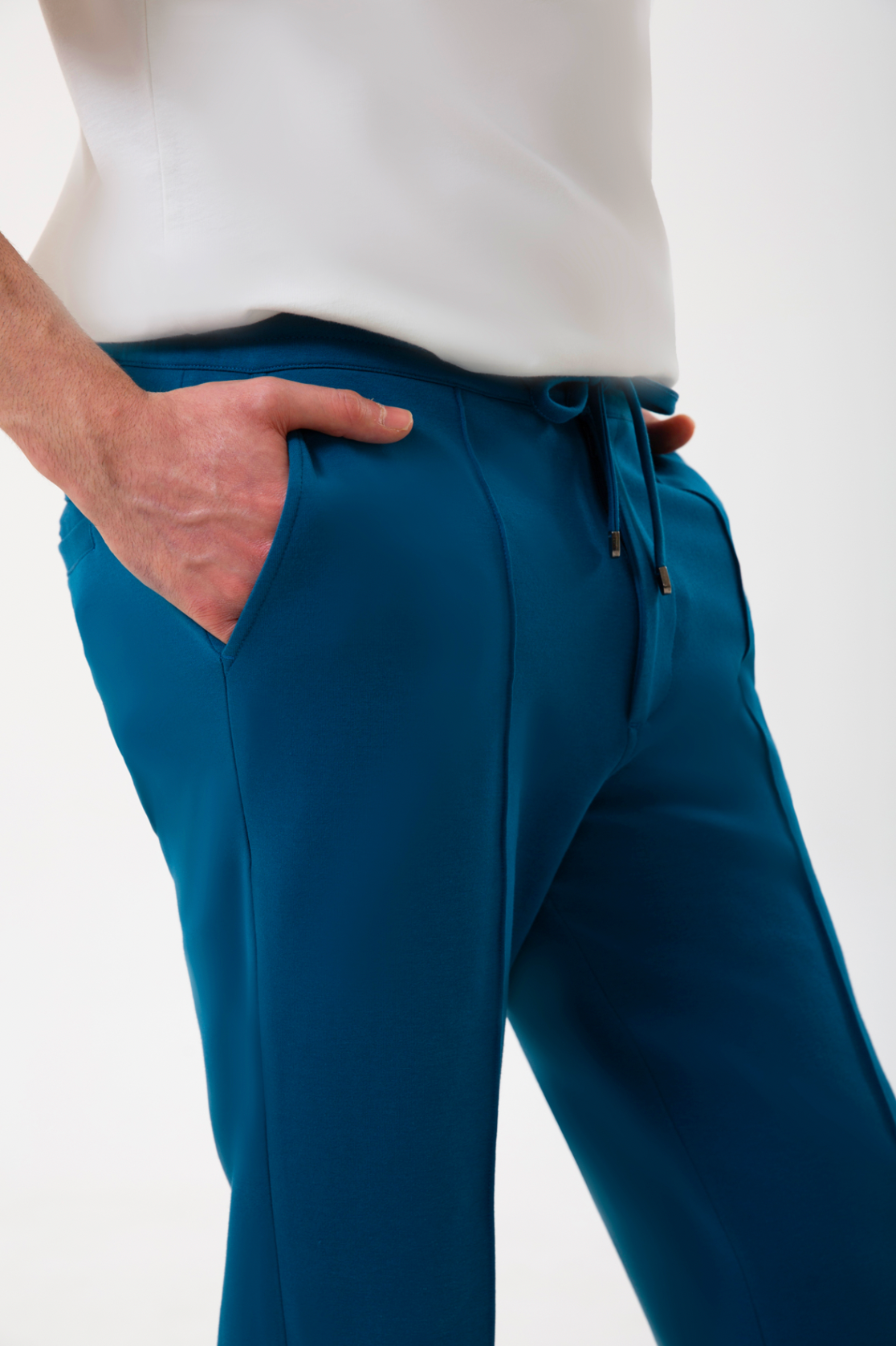 Rahatlık, stil ve sürdürülebilirlik bir arada!
Organik pamuklu yapısıyla üretilen petrol mavisi erkek sweatpant eşofman, yumuşak dokusuyla gün boyu konfor sağlarken modern kesimiyle her kombine uyum sağlar. Hem evde hem dışarıda özgürce hareket etmen için tasarlandı.