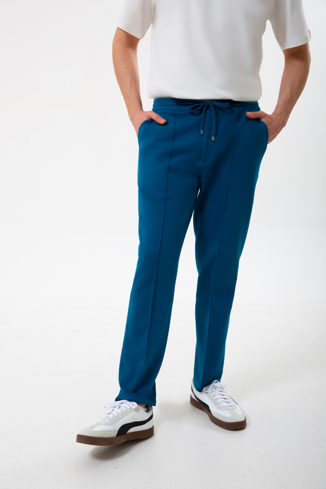 Rahatlık, stil ve sürdürülebilirlik bir arada!
Organik pamuklu yapısıyla üretilen petrol mavisi erkek sweatpant eşofman, yumuşak dokusuyla gün boyu konfor sağlarken modern kesimiyle her kombine uyum sağlar. Hem evde hem dışarıda özgürce hareket etmen için tasarlandı.