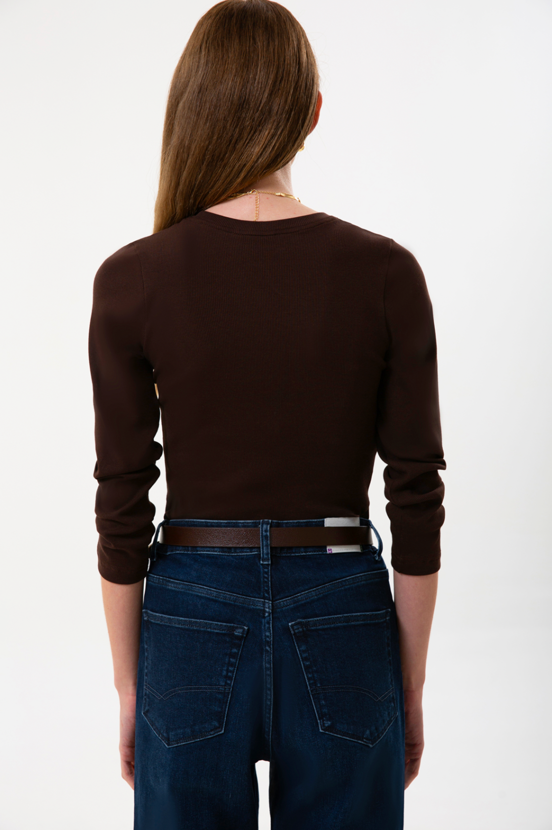 UNIQVIBE’ın organik pamuklu fitilli V yaka kaşkorse bluzu, doğal dokusu ve sade şıklığıyla günlük stile modern bir rahatlık katar. Kaşkorse yapısının esnekliği, vücuda uyum sağlayan fitilli formuyla birleşerek hem konforlu hem zarif bir görünüm sunar. Nefes alan organik kumaşı sayesinde gün boyu rahatlık sağlarken, minimal çizgisiyle jean, etek ve blazer kombinlerine kolayca uyum sağlar. ‘Organik pamuk bluz’, ‘kadın fitilli bluz’, ‘V yaka kaşkorse bluz’ gibi aramalarda öne çıkan bu tasarım, UNIQVIBE’ın doğa