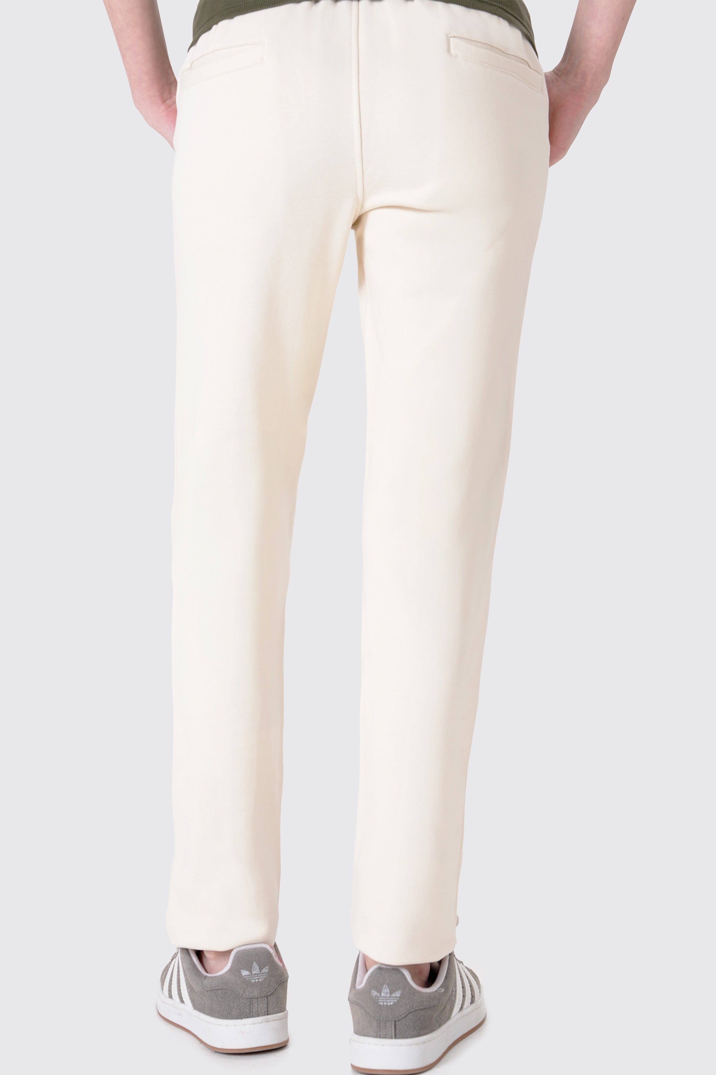 Rahatlık, stil ve sürdürülebilirlik bir arada! %100 organik pamuktan üretilen krem rengi sweatpant, yumuşak dokusuyla gün boyu konfor sağlarken, modern kesimiyle her kombine uyum sağlar. Hem evde hem dışarıda özgürce hareket etmen için tasarlandı.