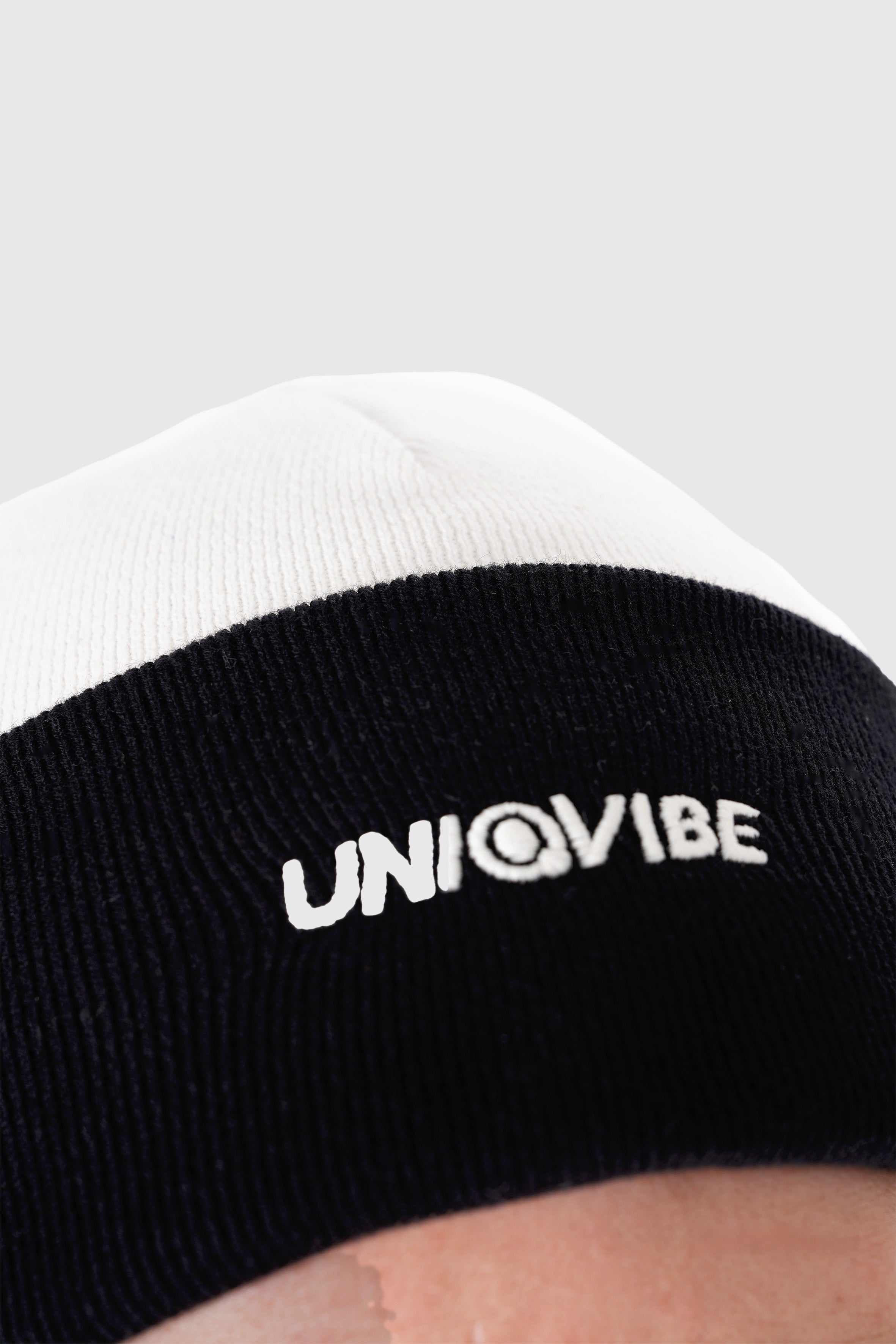 UNIQVIBE’nin %100 organik pamuktan üretilmiş unisex bereleri, kış stilinizi sürdürülebilir bir dokunuşla tamamlıyor. Pastel tonlardan koyu renklere kadar geniş bir renk yelpazesiyle, her tarza uygun seçenekler sunuyor. Çevre dostu üretim ve yumuşak dokusuyla bu bereyi keşfedin! #Renk_Siyah