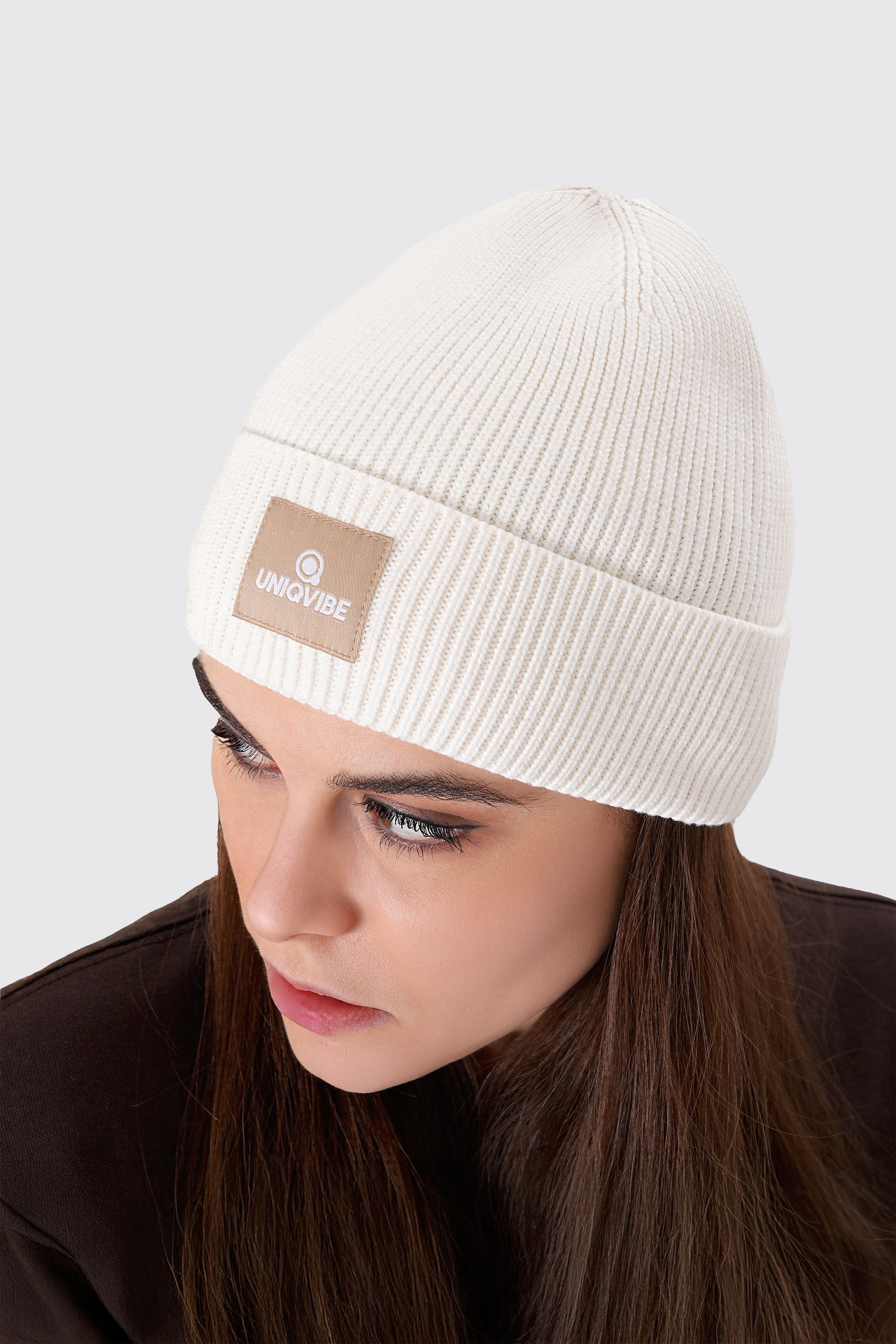 UNIQVIBE’nin %100 organik pamuktan üretilmiş unisex bereleri, kış stilinizi sürdürülebilir bir dokunuşla tamamlıyor. Pastel tonlardan koyu renklere kadar geniş bir renk yelpazesiyle, her tarza uygun seçenekler sunuyor. Çevre dostu üretim ve yumuşak dokusuyla bu bereyi keşfedin! #Renk_Bej
