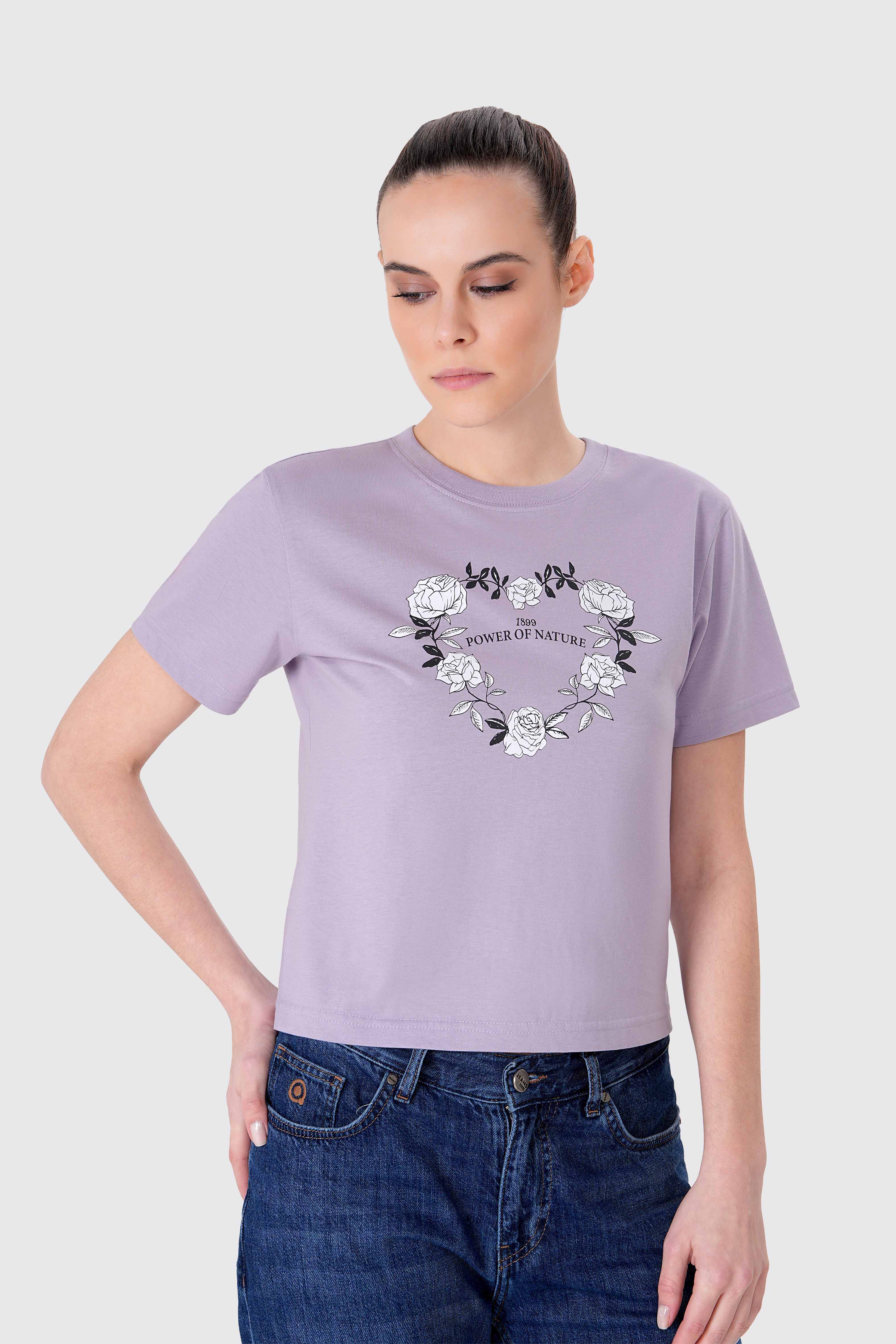%100 organik pamuktan üretilmiş GOTS sertifikalı kadın crop tişört. Mor renkli, baskılı ve kısa kollu tasarımıyla yaz aylarında hem konfor hem stil sunar. Sürdürülebilir moda anlayışıyla üretilen bu tişört, doğa dostu kumaşı ve modern kesimiyle günlük kombinler için ideal bir parça.