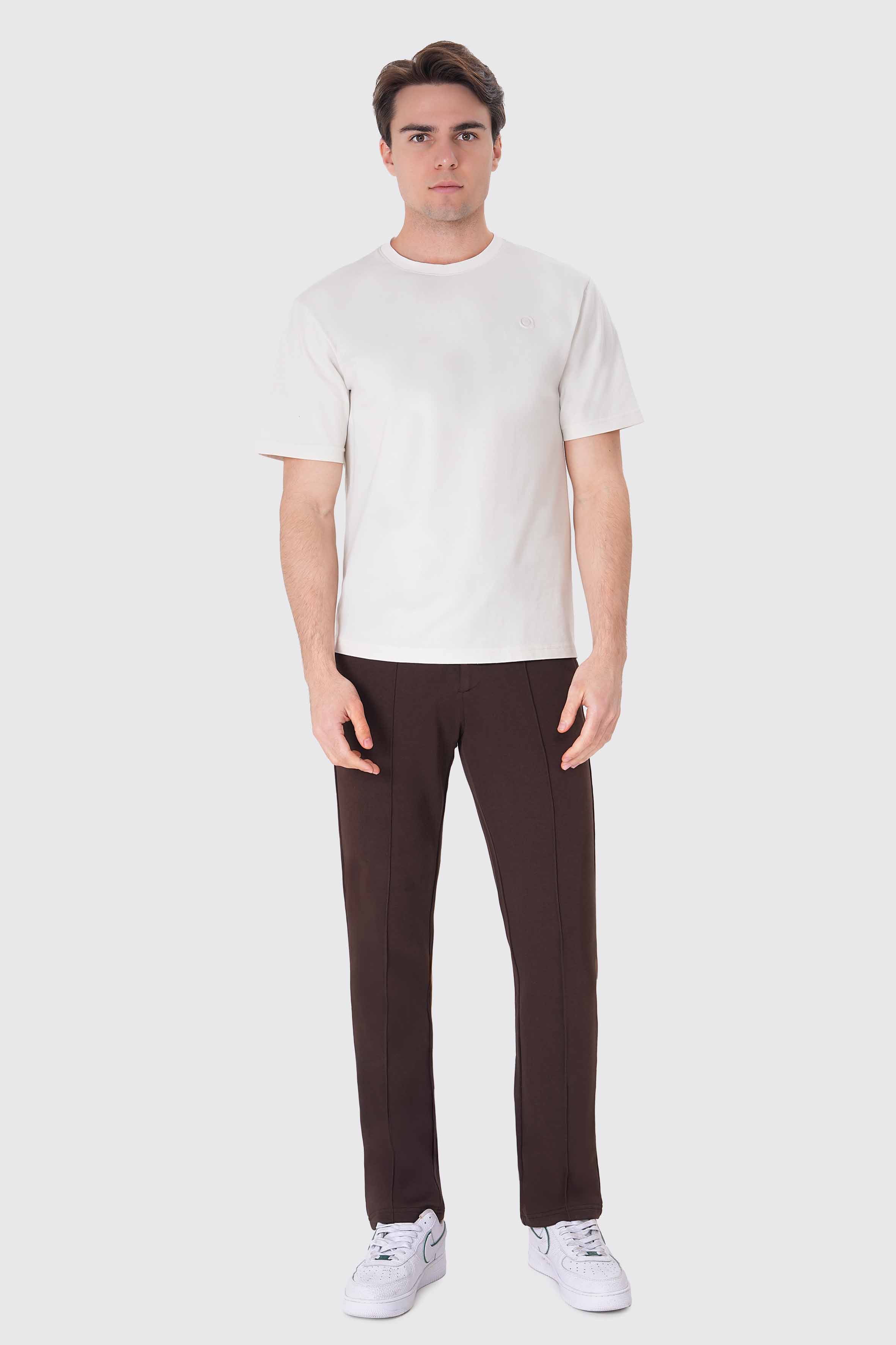 %100 organik pamuktan üretilen kahverengi sweatpant, doğa dostu ve nefes alabilen yapısıyla gün boyu konfor sunar. Yumuşak dokusu ve rahat kesimiyle hem şehirde hem de evde tarzını tamamlar. Sürdürülebilir moda anlayışıyla tasarlanan bu sweatpant, zamansız şıklık ve maksimum rahatlık arayanlar için ideal seçim.