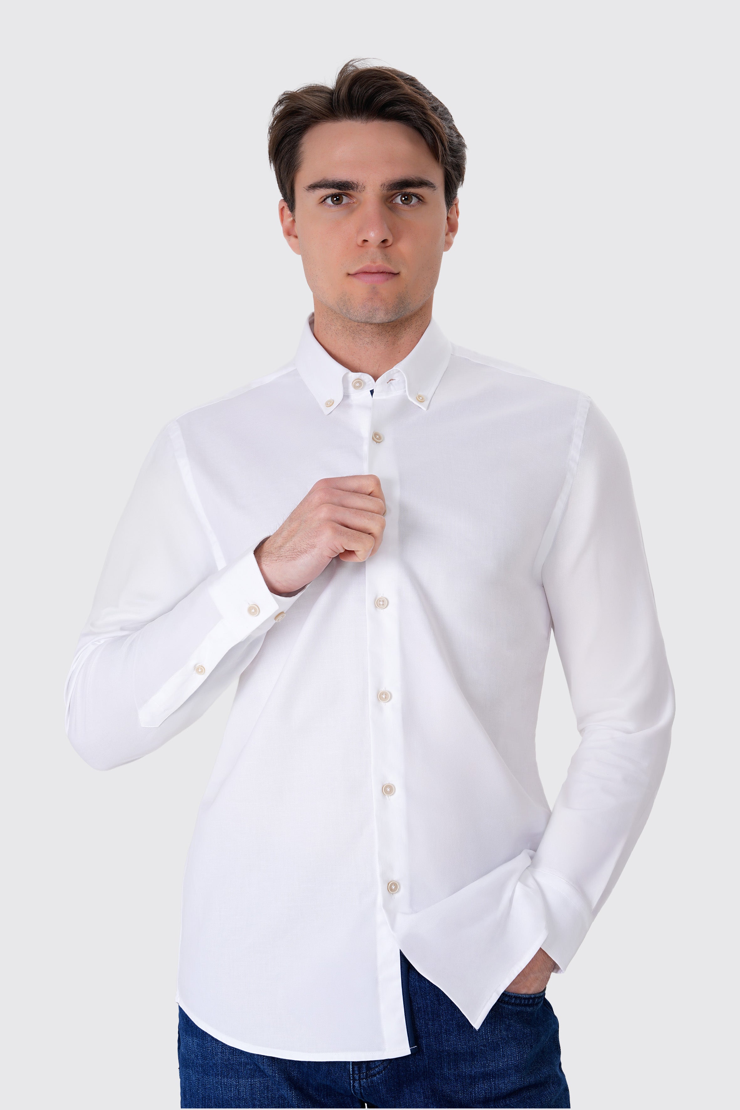 UNIQVIBE beyaz erkek Oxford gömlek, uzun kollu, düğmeli yaka detaylı, %100 pamuk kumaştan üretilmiş şık ve modern bir tasarım. #Renk_Beyaz