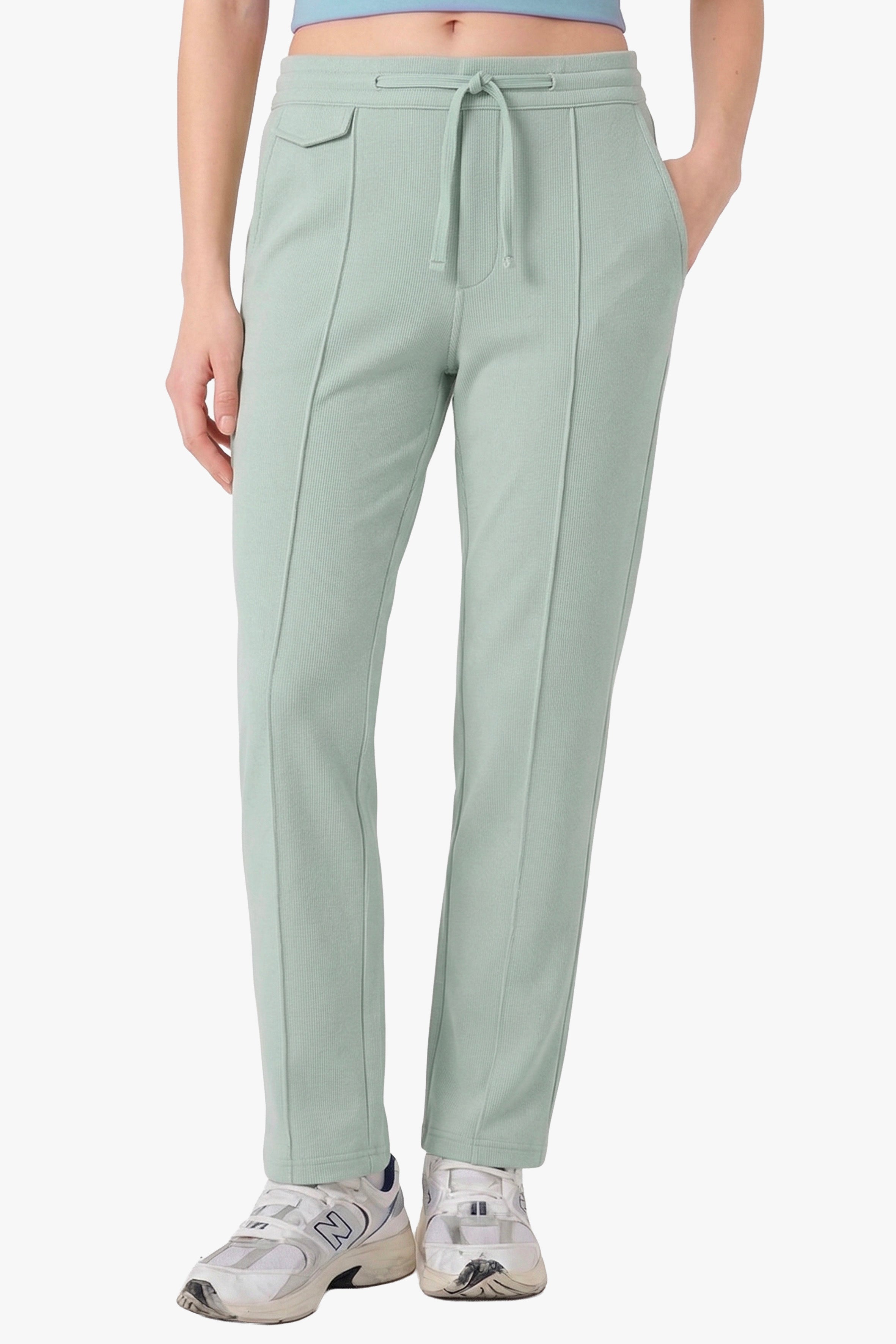 Rahatlık, stil ve sürdürülebilirlik bir arada! organik pamuktan üretilen su yeşili rengi sweatpant, yumuşak dokusuyla gün boyu konfor sağlarken, modern kesimiyle her kombine uyum sağlar. Hem evde hem dışarıda özgürce hareket etmen için tasarlandı.