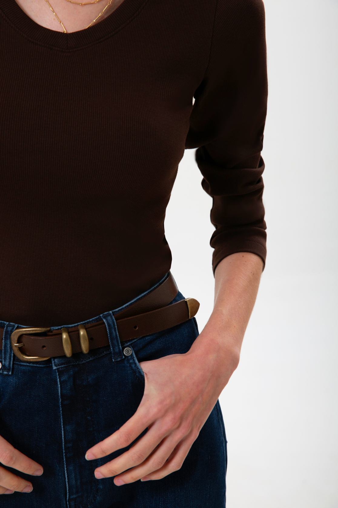 UNIQVIBE’ın organik pamuklu fitilli V yaka kaşkorse bluzu, doğal dokusu ve sade şıklığıyla günlük stile modern bir rahatlık katar. Kaşkorse yapısının esnekliği, vücuda uyum sağlayan fitilli formuyla birleşerek hem konforlu hem zarif bir görünüm sunar. Nefes alan organik kumaşı sayesinde gün boyu rahatlık sağlarken, minimal çizgisiyle jean, etek ve blazer kombinlerine kolayca uyum sağlar. ‘Organik pamuk bluz’, ‘kadın fitilli bluz’, ‘V yaka kaşkorse bluz’ gibi aramalarda öne çıkan bu tasarım, UNIQVIBE’ın doğa