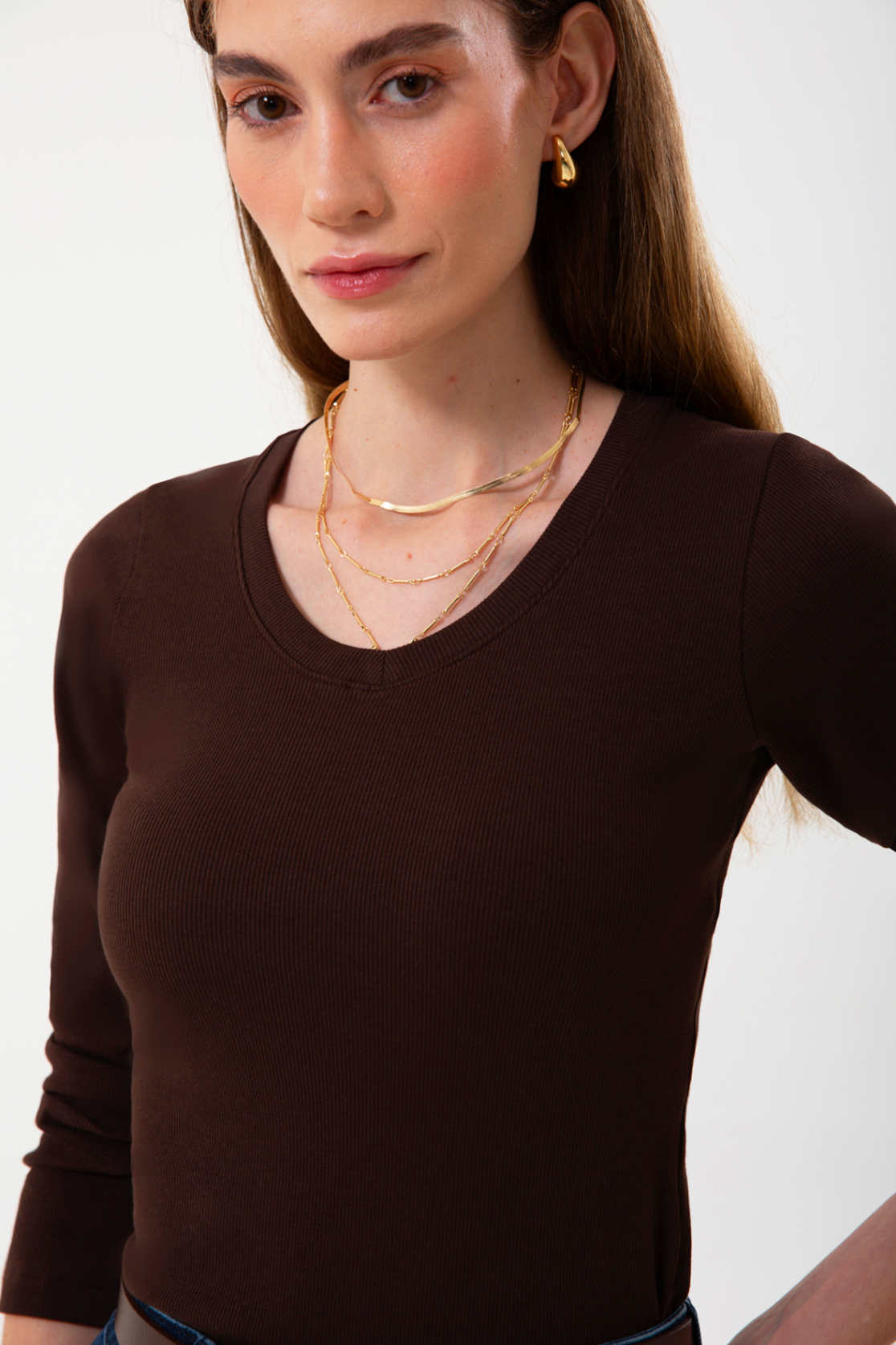 UNIQVIBE’ın organik pamuklu fitilli V yaka kaşkorse bluzu, doğal dokusu ve sade şıklığıyla günlük stile modern bir rahatlık katar. Kaşkorse yapısının esnekliği, vücuda uyum sağlayan fitilli formuyla birleşerek hem konforlu hem zarif bir görünüm sunar. Nefes alan organik kumaşı sayesinde gün boyu rahatlık sağlarken, minimal çizgisiyle jean, etek ve blazer kombinlerine kolayca uyum sağlar. ‘Organik pamuk bluz’, ‘kadın fitilli bluz’, ‘V yaka kaşkorse bluz’ gibi aramalarda öne çıkan bu tasarım, UNIQVIBE’ın doğa