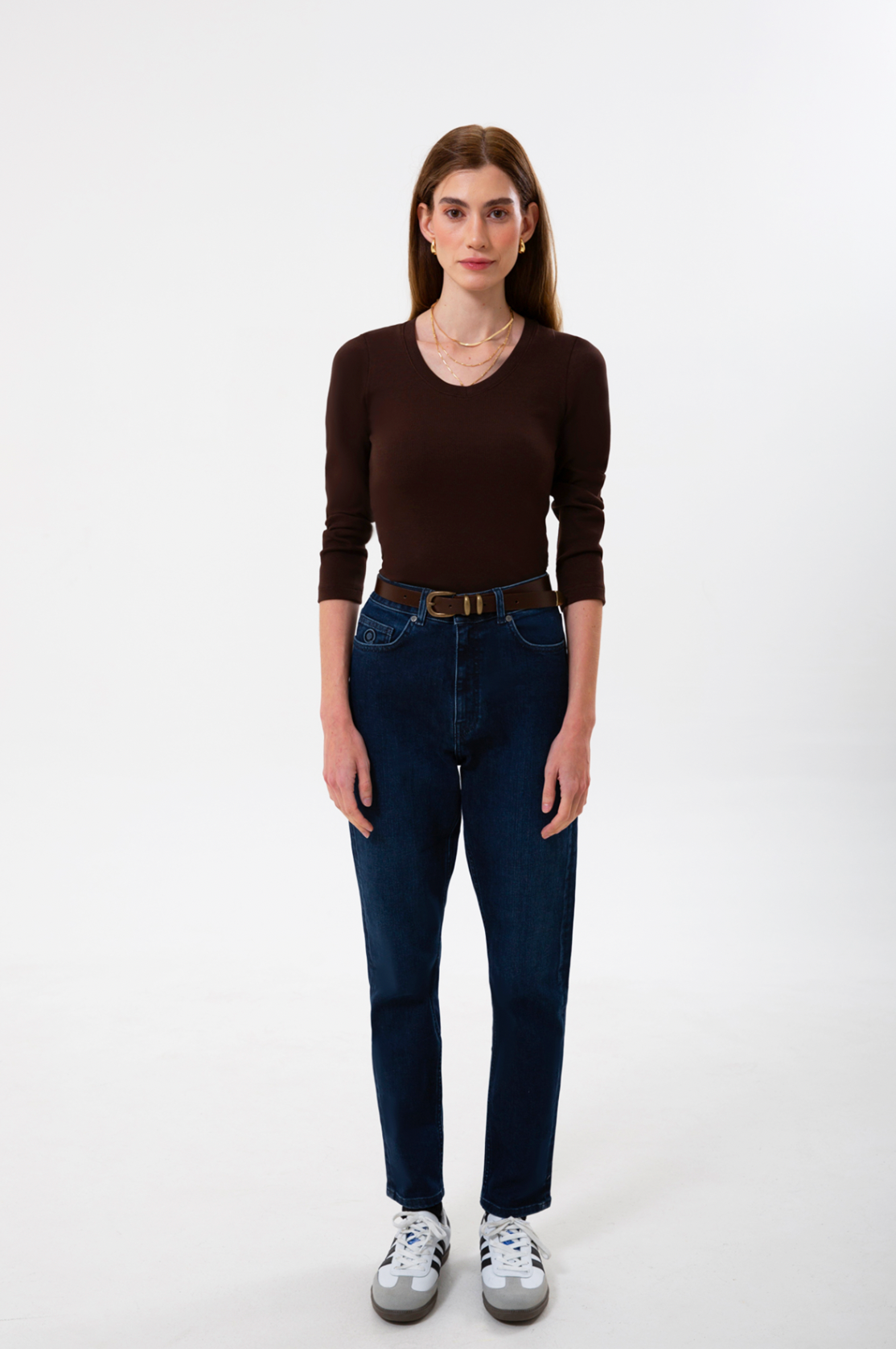 UNIQVIBE’ın organik pamuklu fitilli V yaka kaşkorse bluzu, doğal dokusu ve sade şıklığıyla günlük stile modern bir rahatlık katar. Kaşkorse yapısının esnekliği, vücuda uyum sağlayan fitilli formuyla birleşerek hem konforlu hem zarif bir görünüm sunar. Nefes alan organik kumaşı sayesinde gün boyu rahatlık sağlarken, minimal çizgisiyle jean, etek ve blazer kombinlerine kolayca uyum sağlar. ‘Organik pamuk bluz’, ‘kadın fitilli bluz’, ‘V yaka kaşkorse bluz’ gibi aramalarda öne çıkan bu tasarım, UNIQVIBE’ın doğa