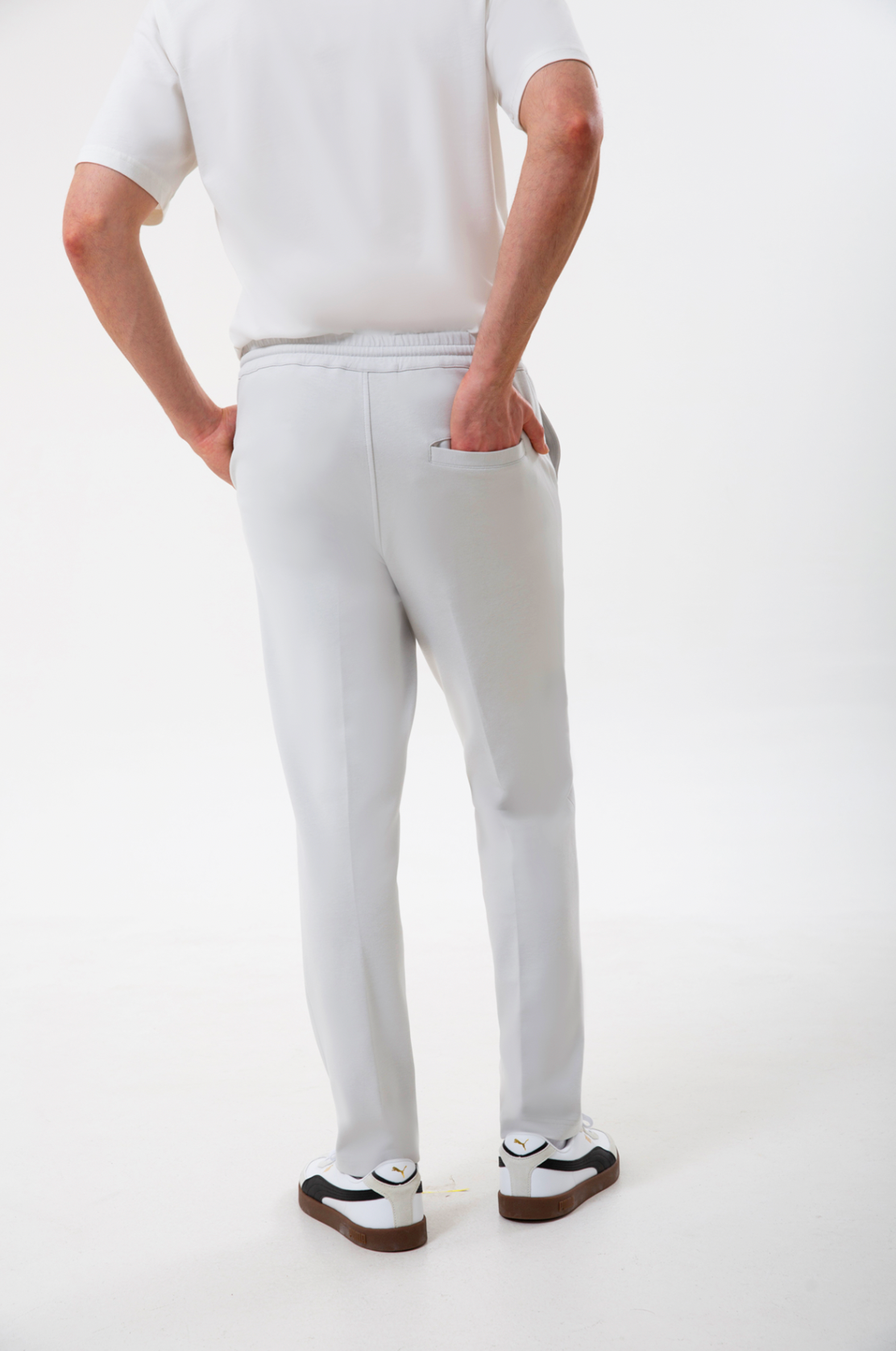 Rahatlık, stil ve sürdürülebilirlik bir arada!
Organik pamuklu yapısıyla üretilen taş erkek sweatpant eşofman, yumuşak dokusuyla gün boyu konfor sağlarken modern kesimiyle her kombine uyum sağlar. Hem evde hem dışarıda özgürce hareket etmen için tasarlandı.