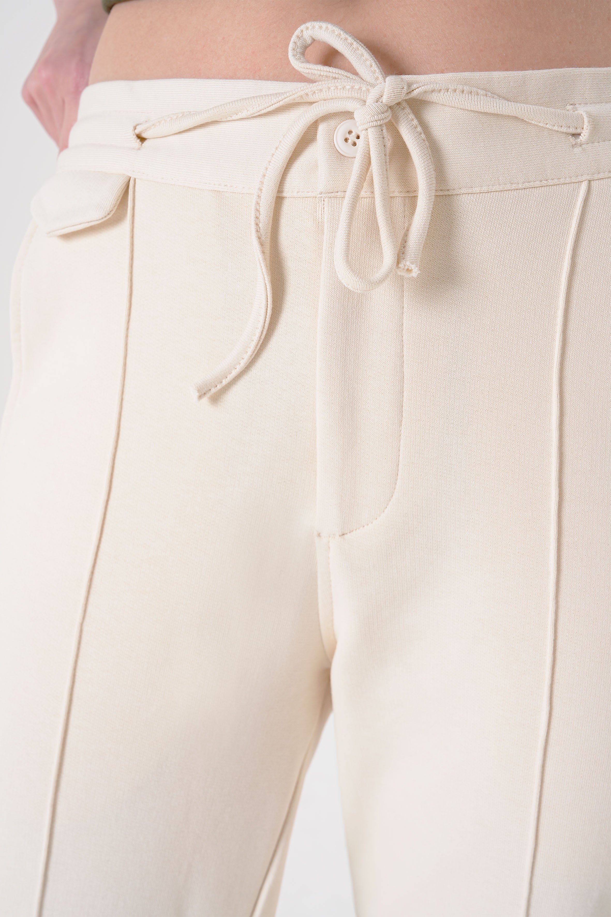 Rahatlık, stil ve sürdürülebilirlik bir arada! %100 organik pamuktan üretilen krem rengi sweatpant, yumuşak dokusuyla gün boyu konfor sağlarken, modern kesimiyle her kombine uyum sağlar. Hem evde hem dışarıda özgürce hareket etmen için tasarlandı.