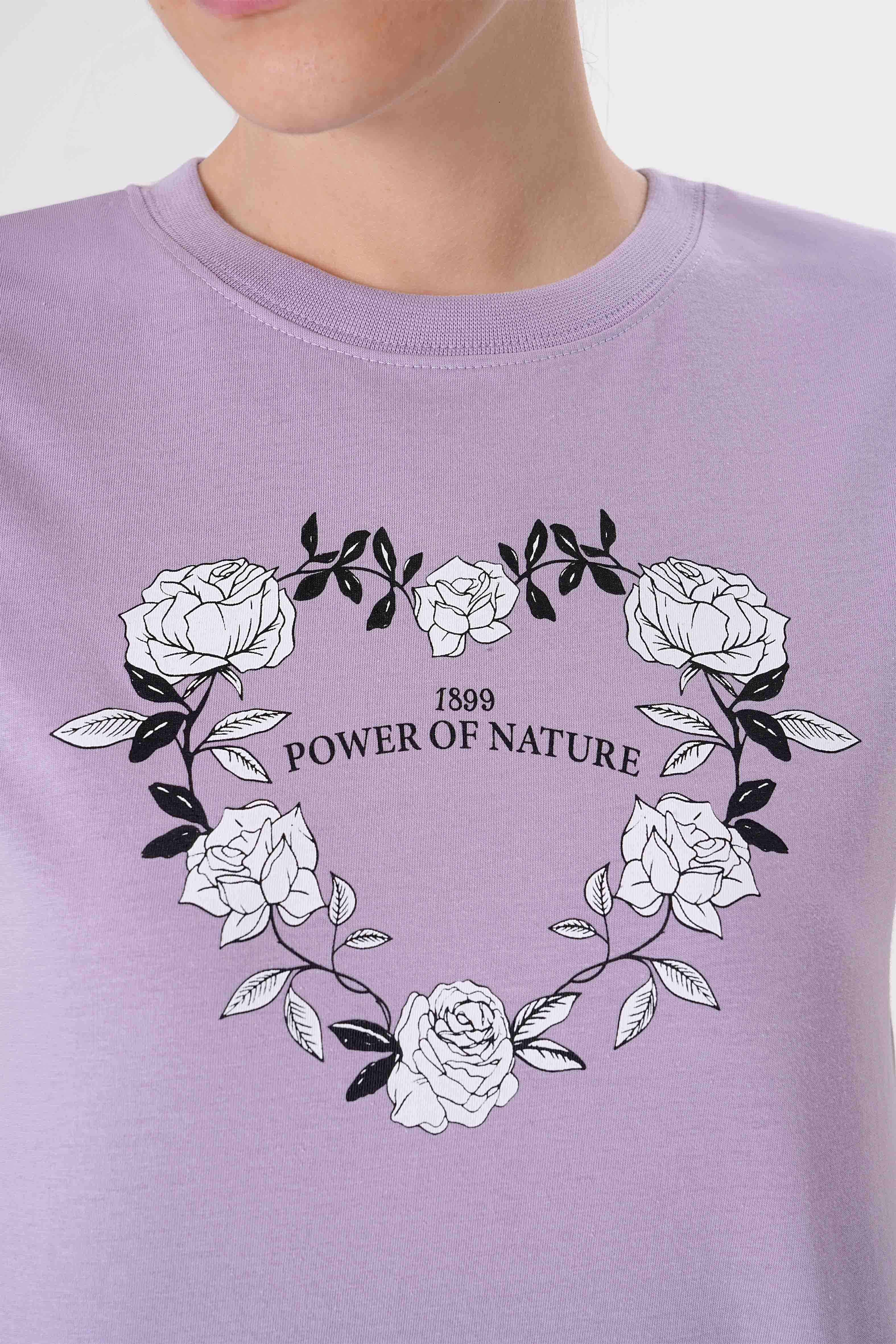 %100 organik pamuktan üretilmiş GOTS sertifikalı kadın crop tişört. Mor renkli, baskılı ve kısa kollu tasarımıyla yaz aylarında hem konfor hem stil sunar. Sürdürülebilir moda anlayışıyla üretilen bu tişört, doğa dostu kumaşı ve modern kesimiyle günlük kombinler için ideal bir parça.