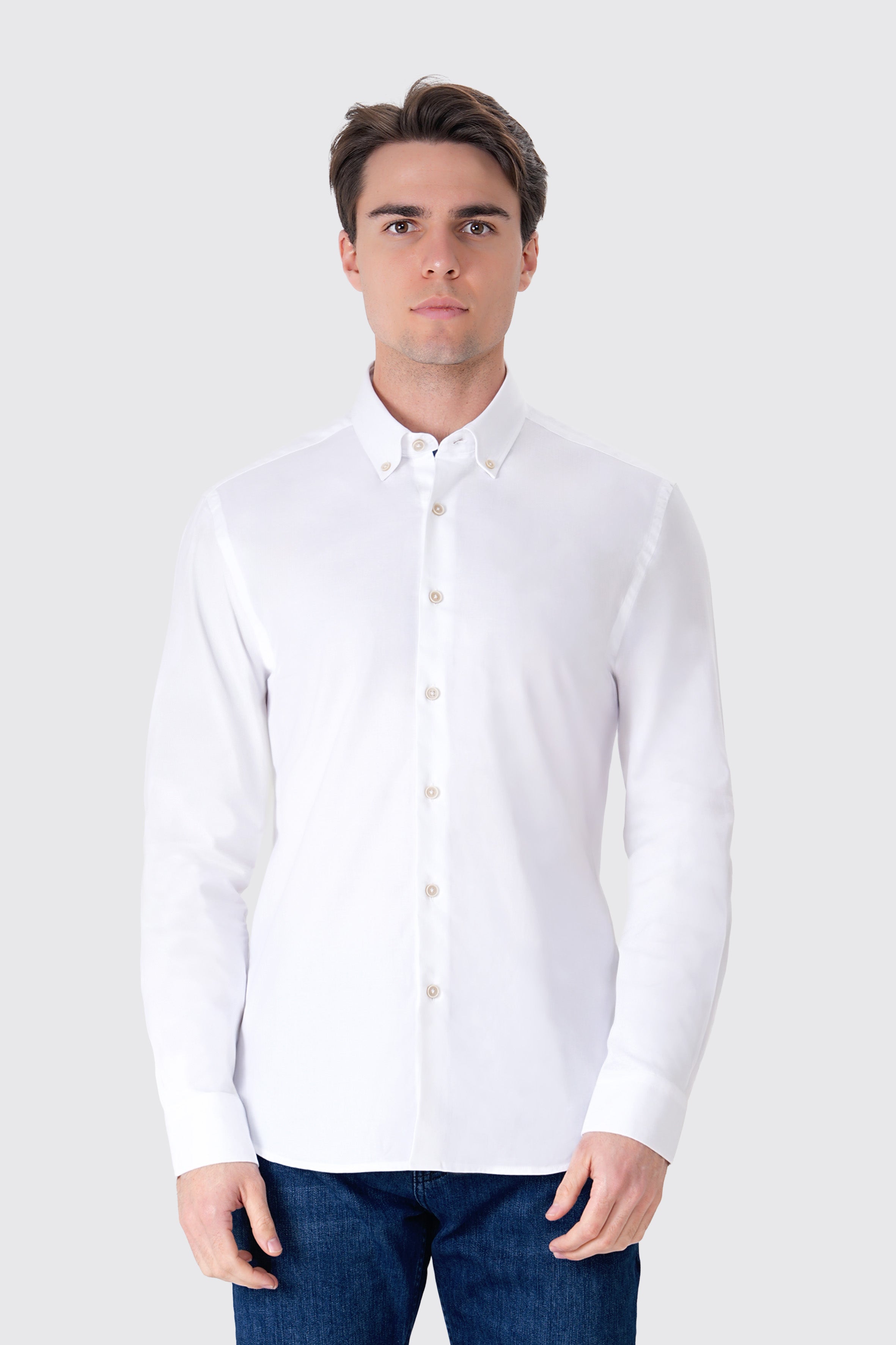 UNIQVIBE beyaz erkek Oxford gömlek, uzun kollu, düğmeli yaka detaylı, %100 pamuk kumaştan üretilmiş şık ve modern bir tasarım. #Renk_Beyaz