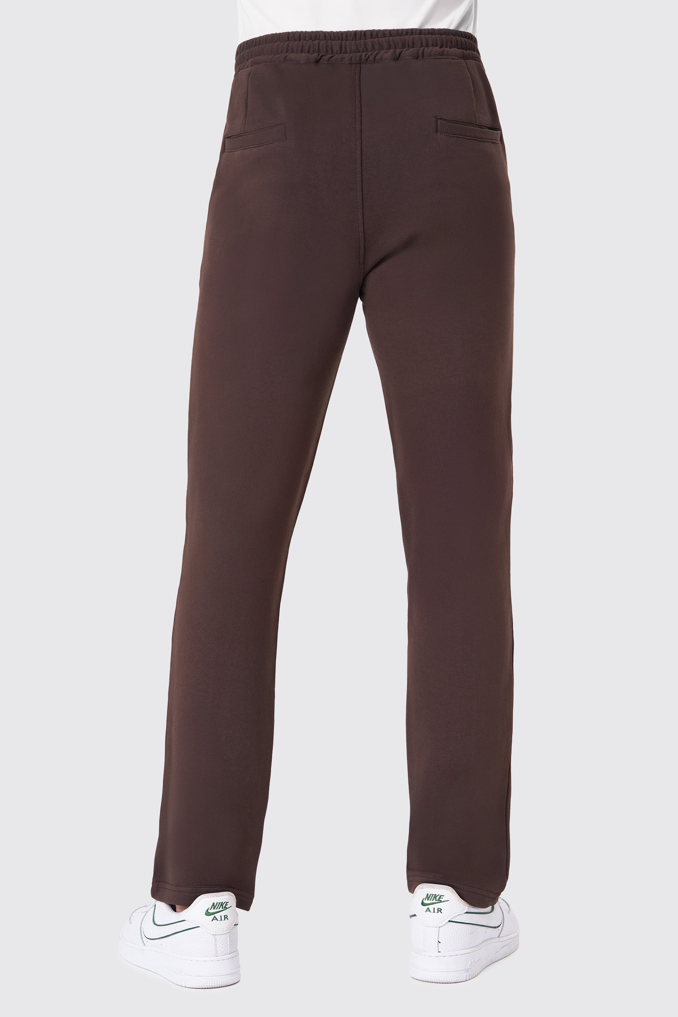 %100 organik pamuktan üretilen kahverengi sweatpant, doğa dostu ve nefes alabilen yapısıyla gün boyu konfor sunar. Yumuşak dokusu ve rahat kesimiyle hem şehirde hem de evde tarzını tamamlar. Sürdürülebilir moda anlayışıyla tasarlanan bu sweatpant, zamansız şıklık ve maksimum rahatlık arayanlar için ideal seçim.