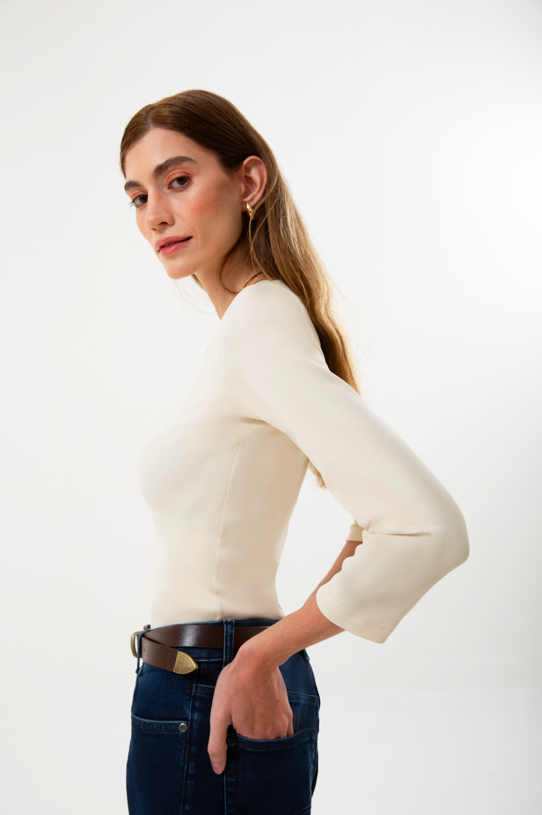 UNIQVIBE’ın organik pamuklu fitilli V yaka kaşkorse bluzu, doğal dokusu ve sade şıklığıyla günlük stile modern bir rahatlık katar. Kaşkorse yapısının esnekliği, vücuda uyum sağlayan fitilli formuyla birleşerek hem konforlu hem zarif bir görünüm sunar. Nefes alan organik kumaşı sayesinde gün boyu rahatlık sağlarken, minimal çizgisiyle jean, etek ve blazer kombinlerine kolayca uyum sağlar.