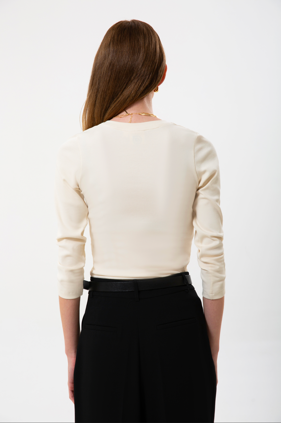 UNIQVIBE’ın organik pamuklu fitilli V yaka kaşkorse bluzu, doğal dokusu ve sade şıklığıyla günlük stile modern bir rahatlık katar. Kaşkorse yapısının esnekliği, vücuda uyum sağlayan fitilli formuyla birleşerek hem konforlu hem zarif bir görünüm sunar. Nefes alan organik kumaşı sayesinde gün boyu rahatlık sağlarken, minimal çizgisiyle jean, etek ve blazer kombinlerine kolayca uyum sağlar.