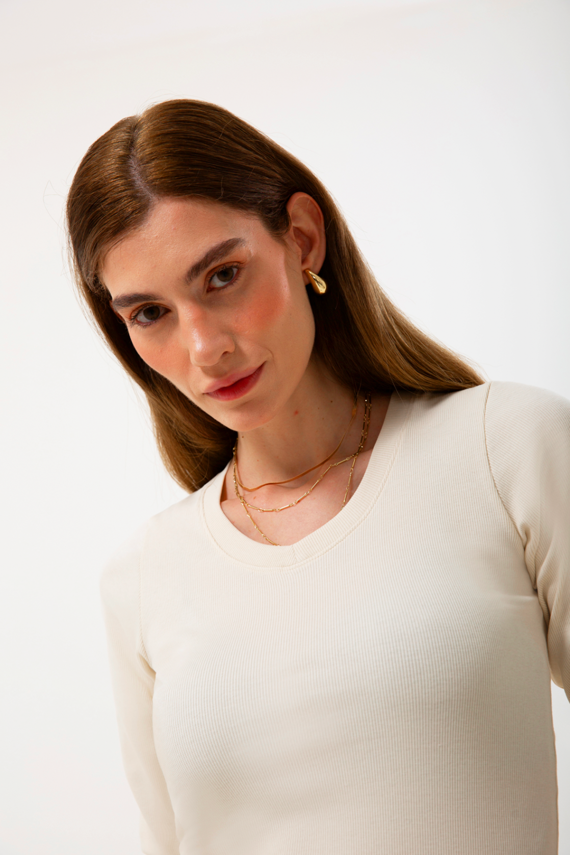 UNIQVIBE’ın organik pamuklu fitilli V yaka kaşkorse bluzu, doğal dokusu ve sade şıklığıyla günlük stile modern bir rahatlık katar. Kaşkorse yapısının esnekliği, vücuda uyum sağlayan fitilli formuyla birleşerek hem konforlu hem zarif bir görünüm sunar. Nefes alan organik kumaşı sayesinde gün boyu rahatlık sağlarken, minimal çizgisiyle jean, etek ve blazer kombinlerine kolayca uyum sağlar.