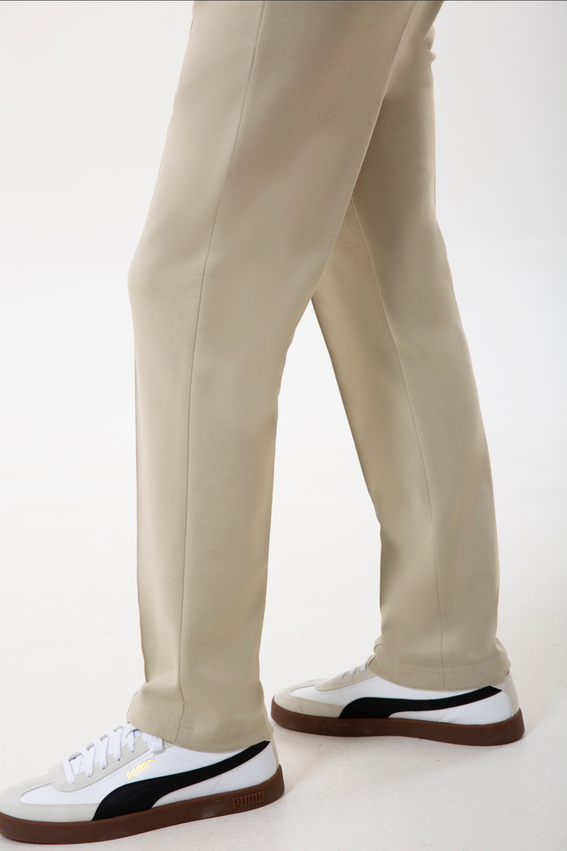 Rahatlık, stil ve sürdürülebilirlik bir arada!
Organik pamuklu yapısıyla üretilen bej erkek sweatpant eşofman, yumuşak dokusuyla gün boyu konfor sağlarken modern kesimiyle her kombine uyum sağlar. Hem evde hem dışarıda özgürce hareket etmen için tasarlandı.