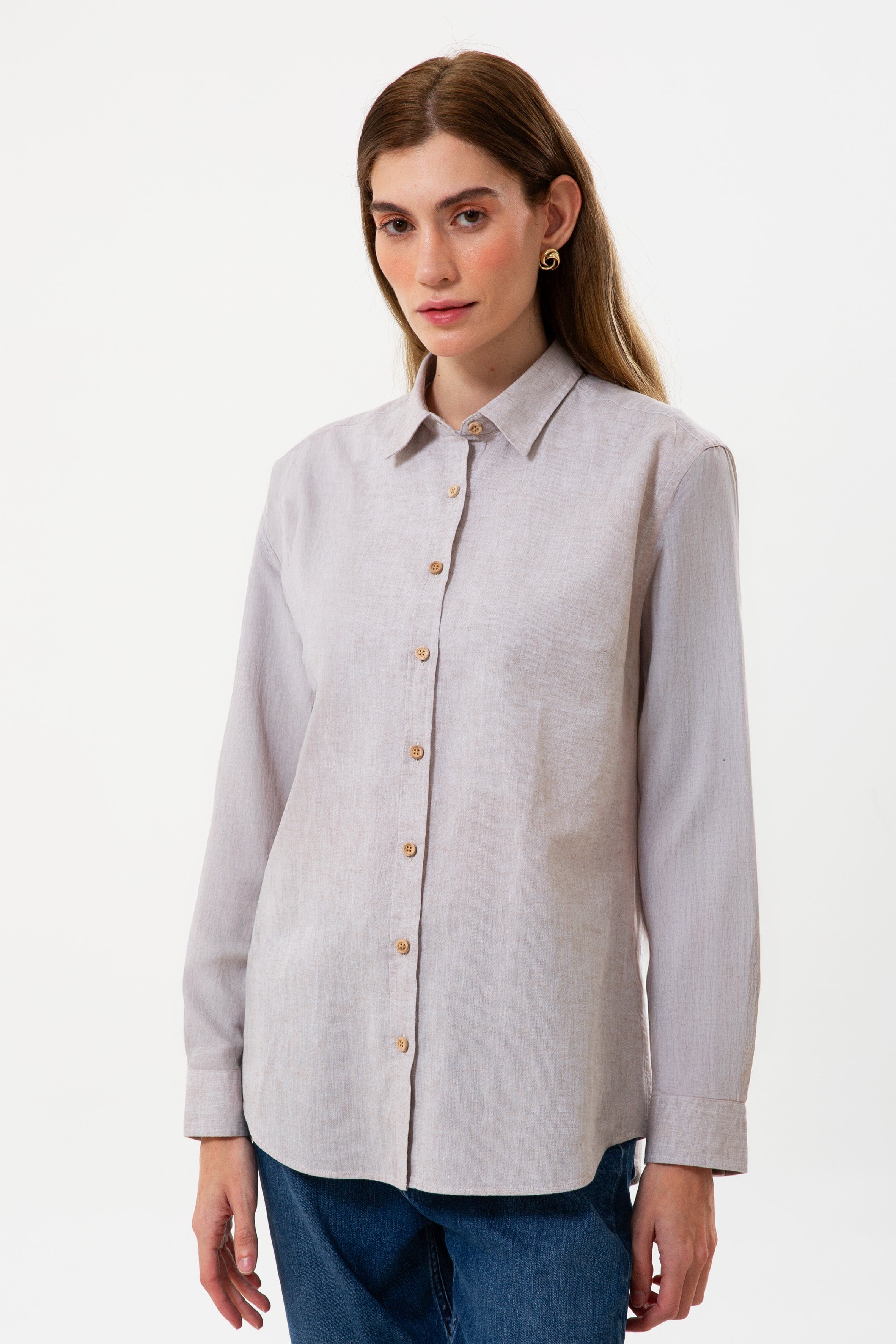 UNIQVIBE bej kadın keten gömlek, uzun kollu, düğmeli yaka detaylı, keten kumaştan üretilmiş şık ve modern bir tasarım. #Renk_Bej