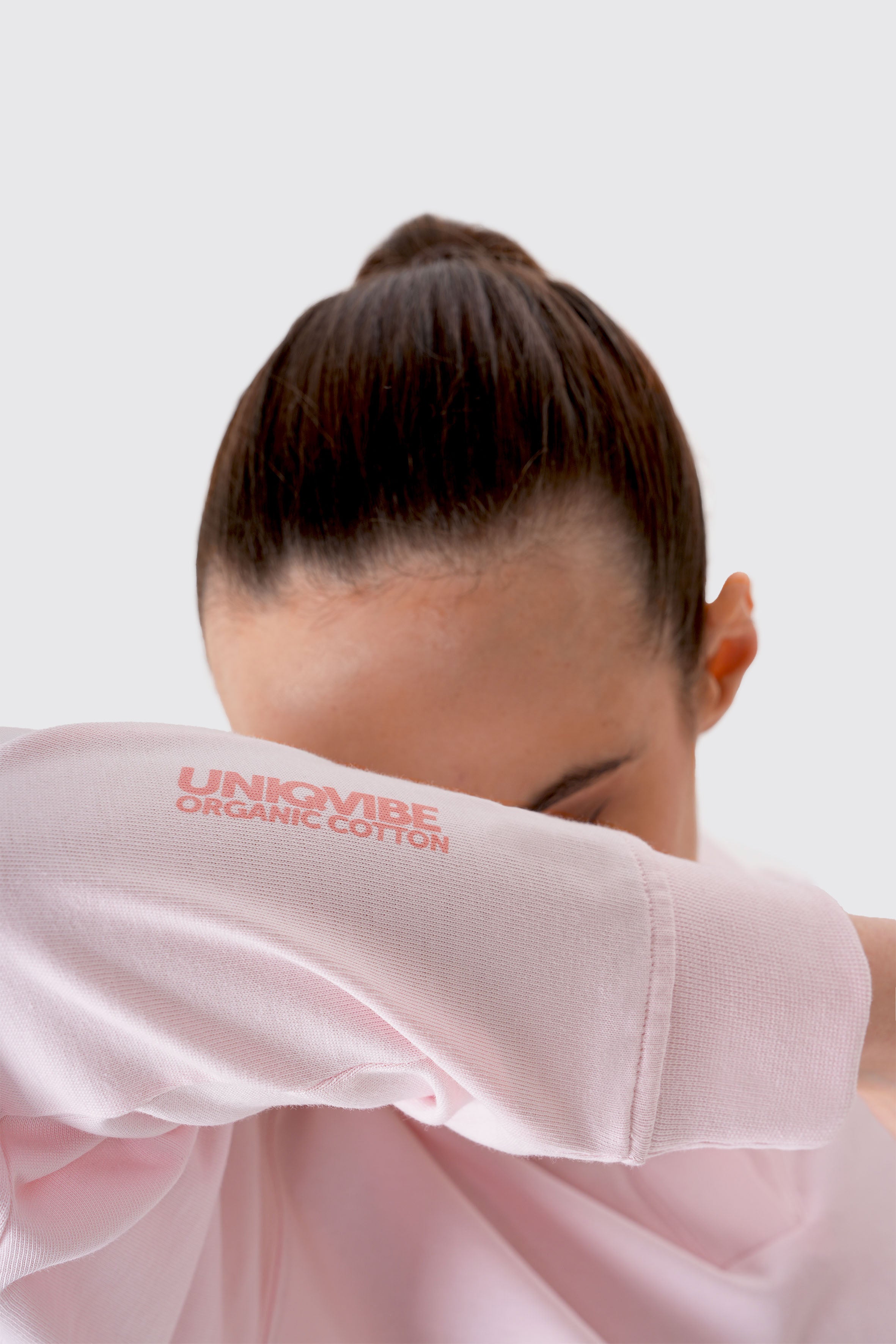 Polo Yaka %100 Organik Pamuk Pembe Kadın Uzun Kollu Tişört, şıklık ve konforu birleştirir. Çevre dostu organik pamuktan üretilen bu tişört, yumuşak dokusu ve polo yaka detayıyla her tarza uyum sağlar. Uzun kollu tasarımı ve beyaz rengiyle hem günlük hem de şık kombinasyonlar için ideal!