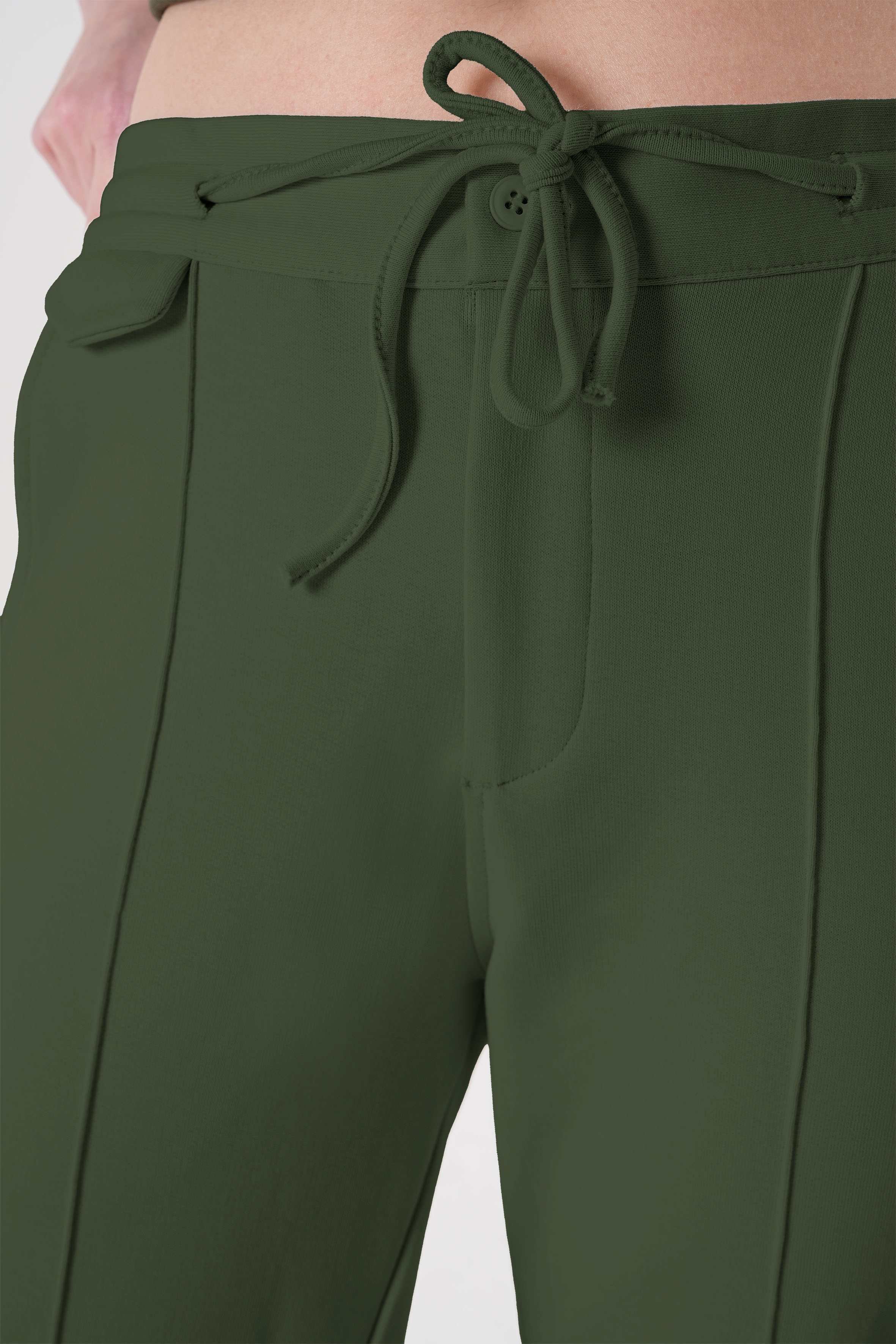 Rahatlık, stil ve sürdürülebilirlik bir arada! %100 organik pamuktan üretilen haki rengi sweatpant, yumuşak dokusuyla gün boyu konfor sağlarken, modern kesimiyle her kombine uyum sağlar. Hem evde hem dışarıda özgürce hareket etmen için tasarlandı.