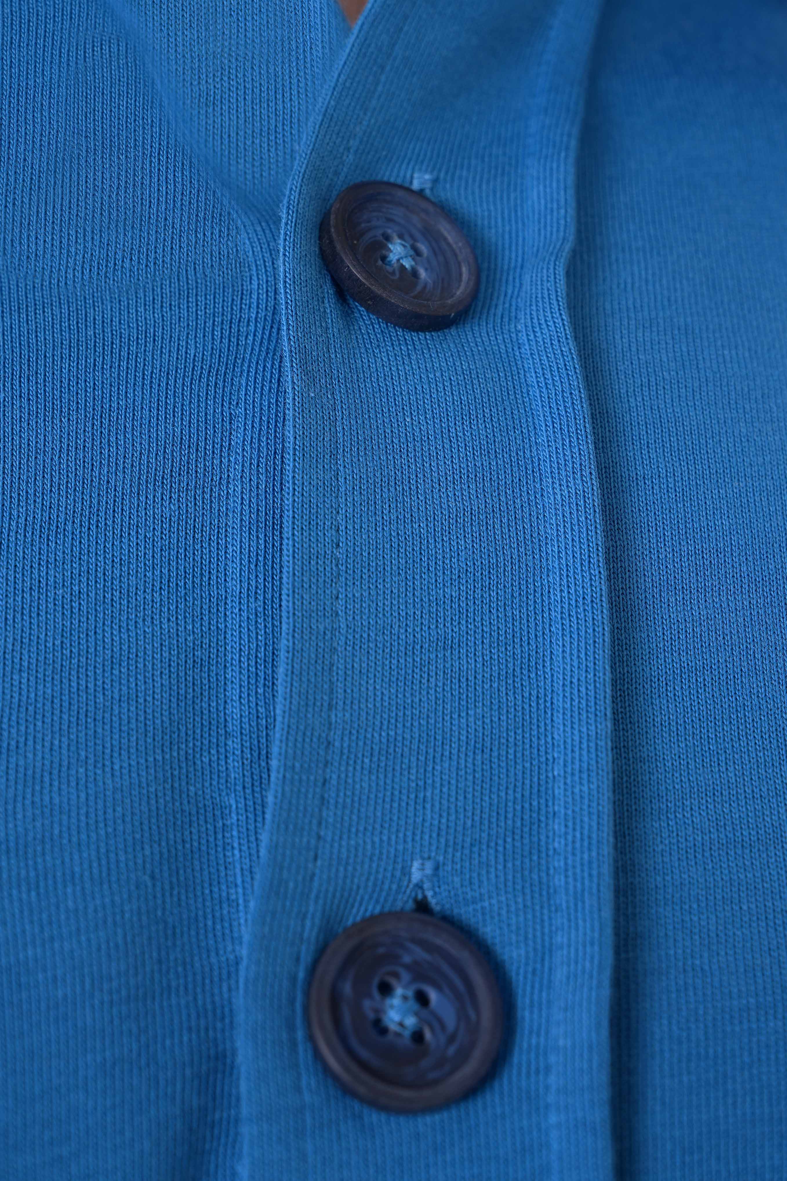 Zamansız şıklık ve konfor bir arada! Saks Mavisi Regular fit erkek cepli gömlek, %100 pamuklu yapısıyla nefes alabilir ve gün boyu rahatlık sunar. Minimal tasarımıyla her kombine uyum sağlayan bu gömlek, hem şehir hayatına hem de casual görünümlere mükemmel bir tamamlayıcıdır. Fonksiyonel cepleri ve kaliteli dikiş detaylarıyla öne çıkan bu parça, uzun ömürlü ve dayanıklı bir stil sunar.